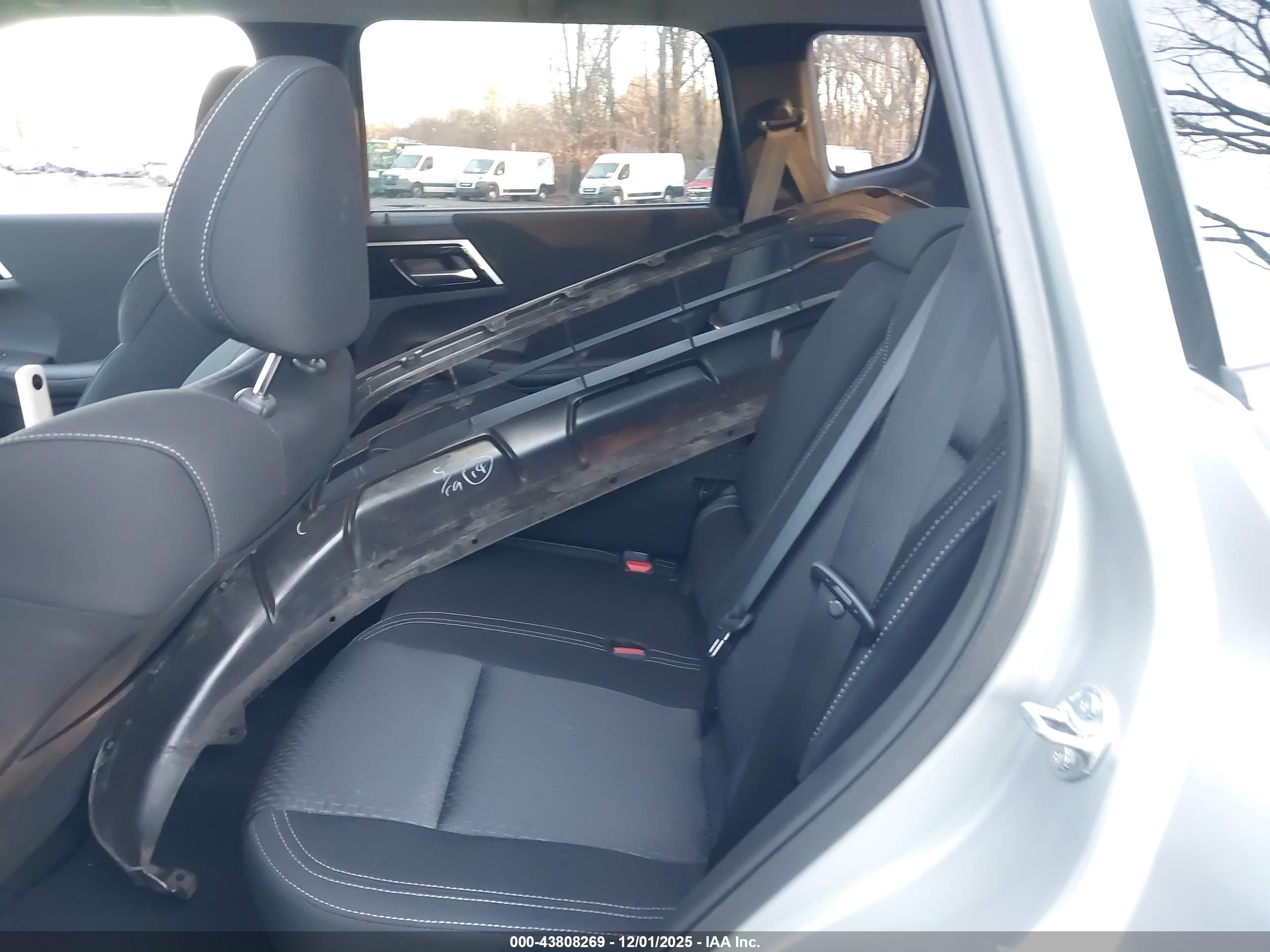 MITSUBISHI OUTLANDER image 8