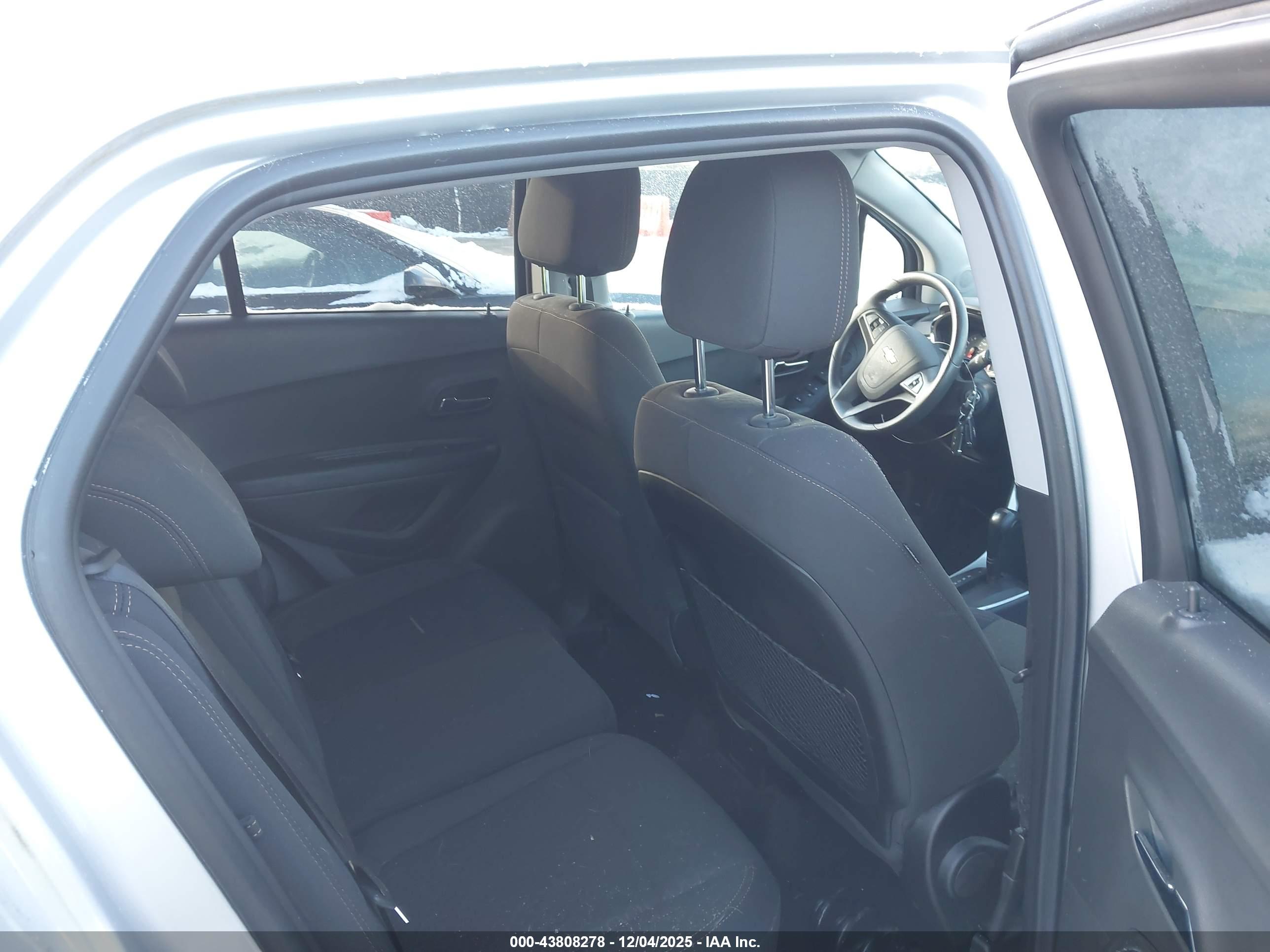 CHEVROLET TRAX image 8
