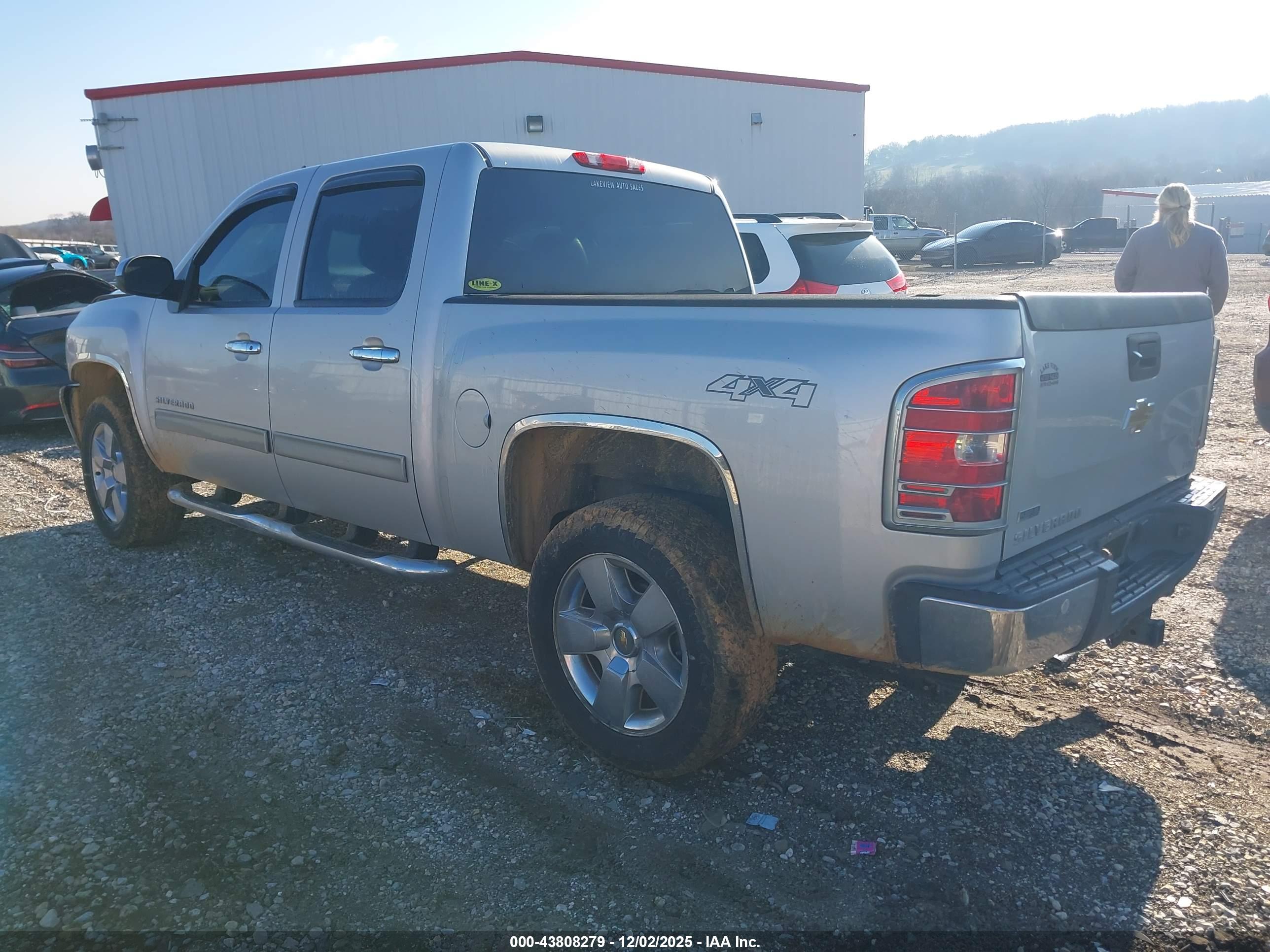 CHEVROLET SILVERADO image 3