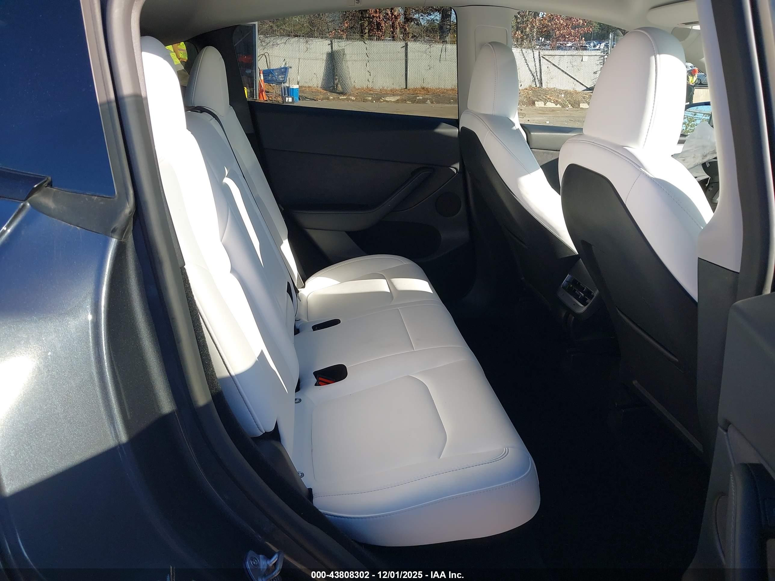 TESLA MODEL image 8
