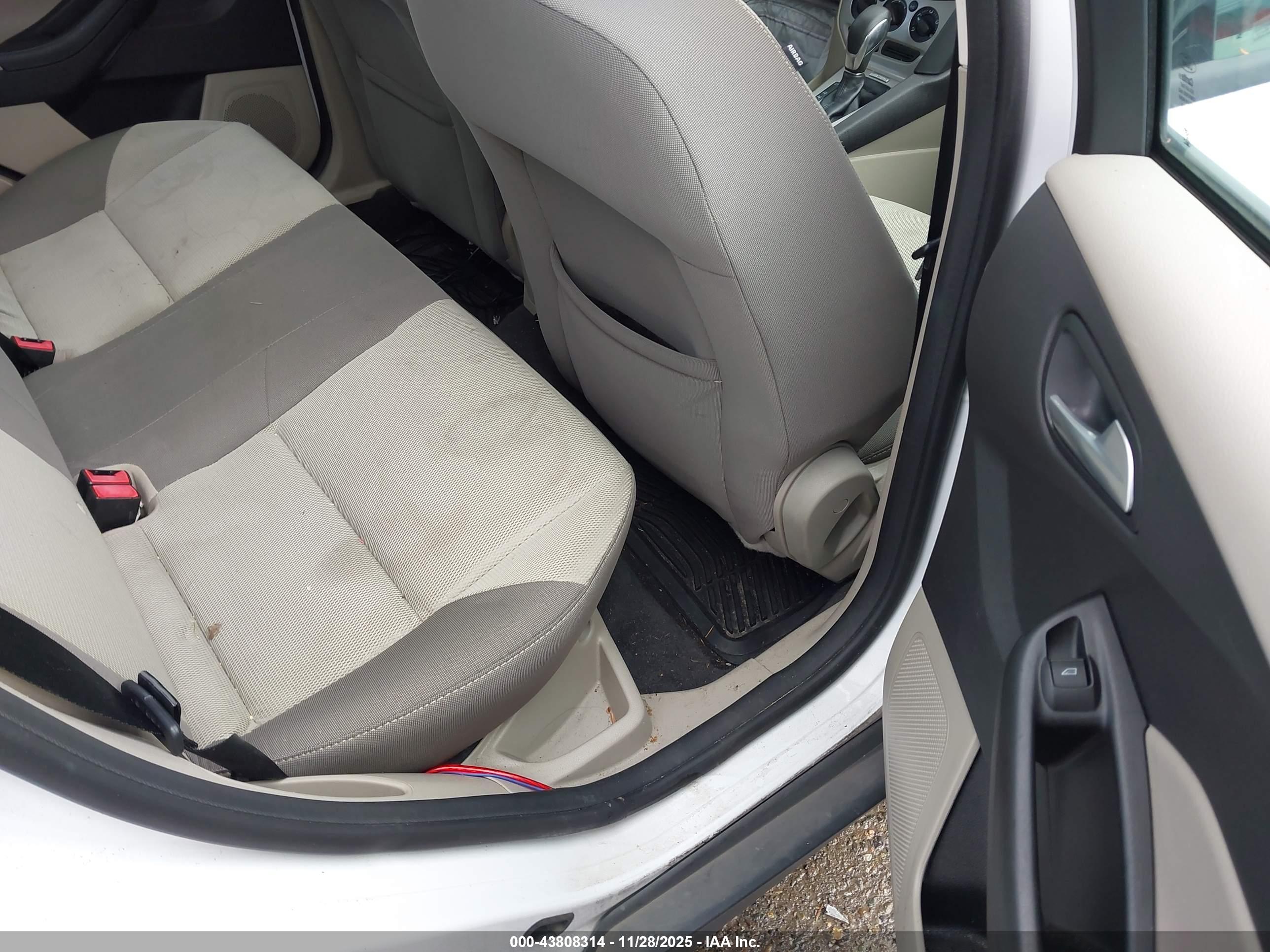 FORD FOCUS image 8
