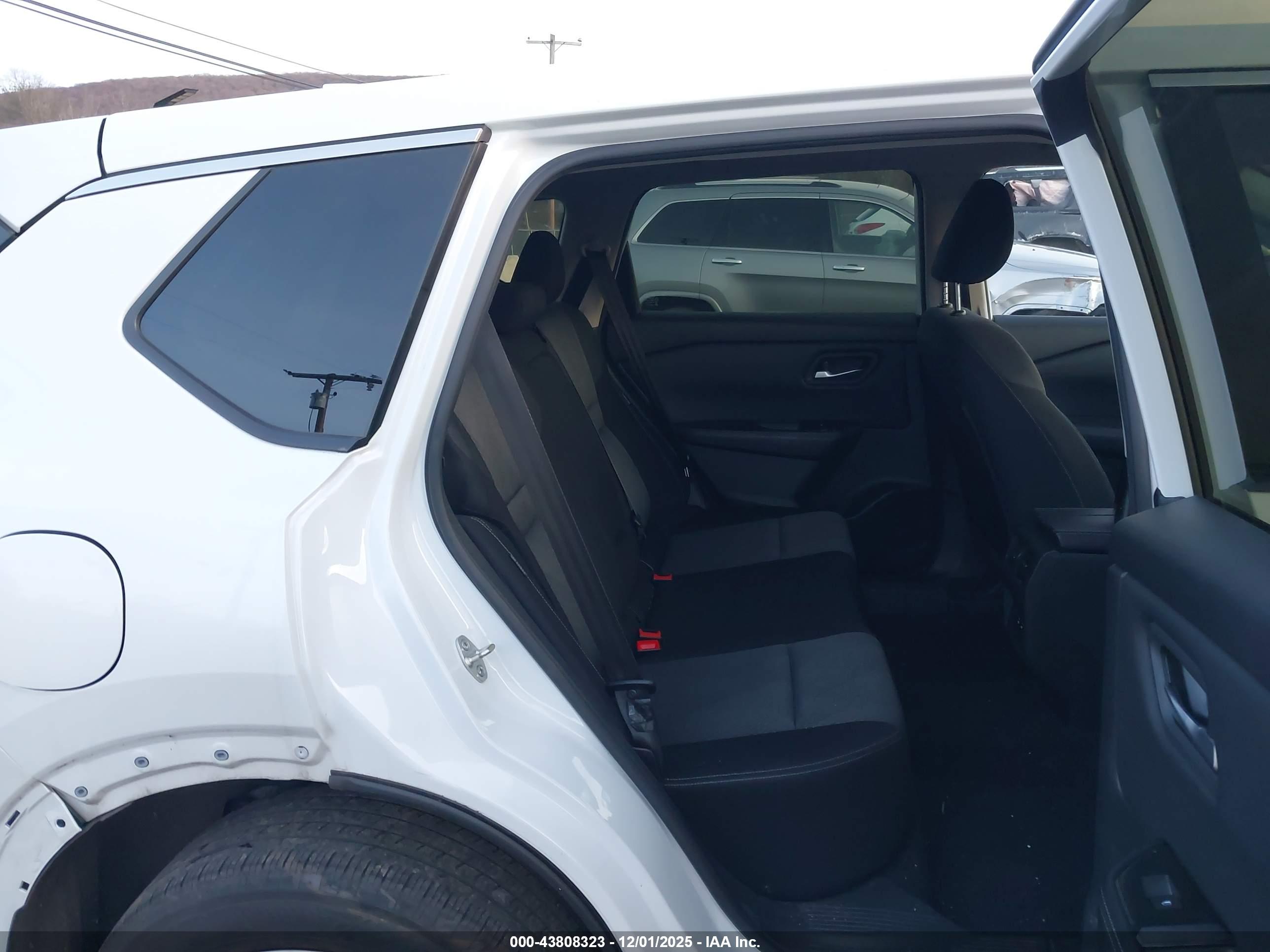NISSAN ROGUE image 8