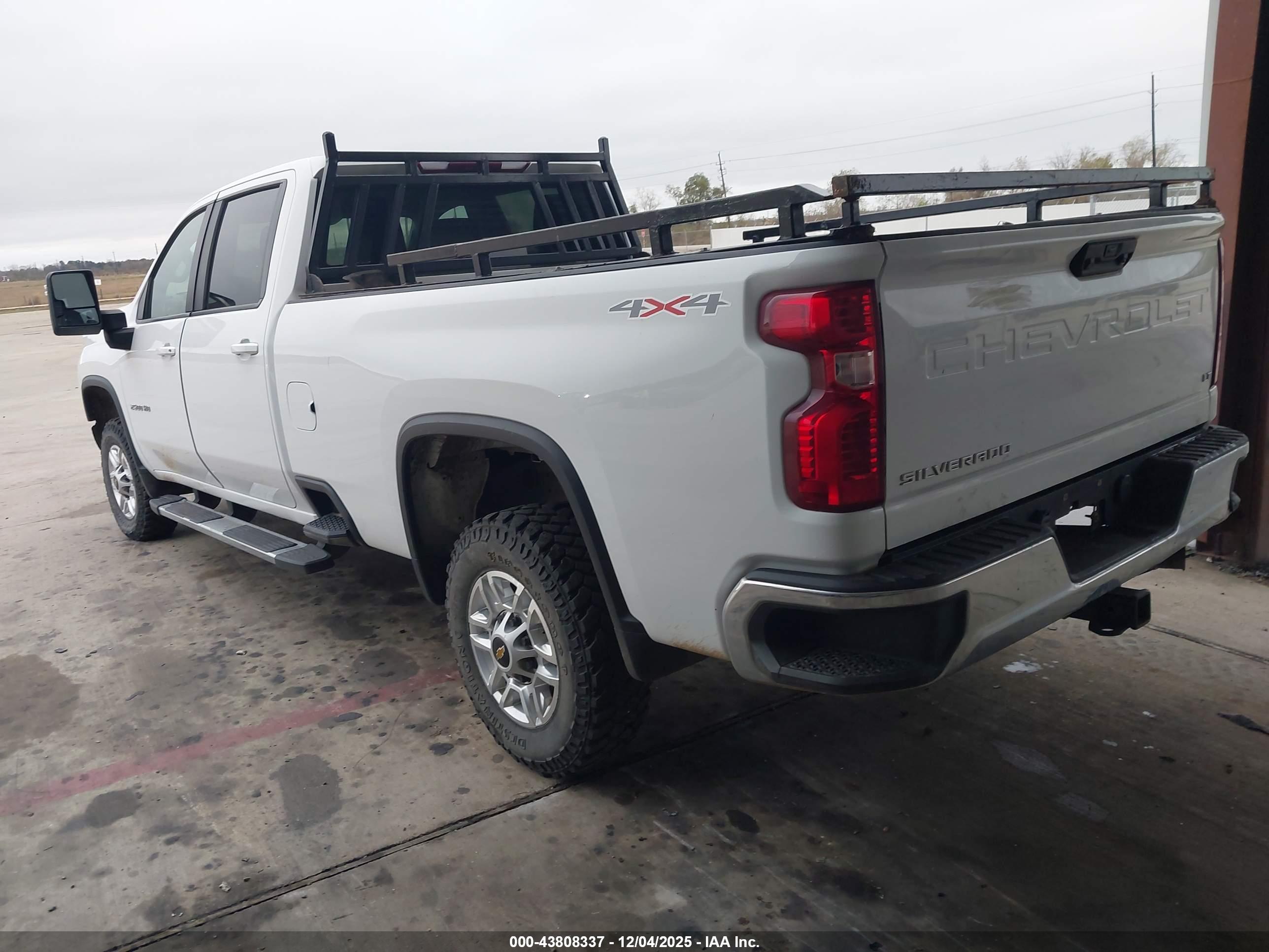 CHEVROLET SILVERADO image 3