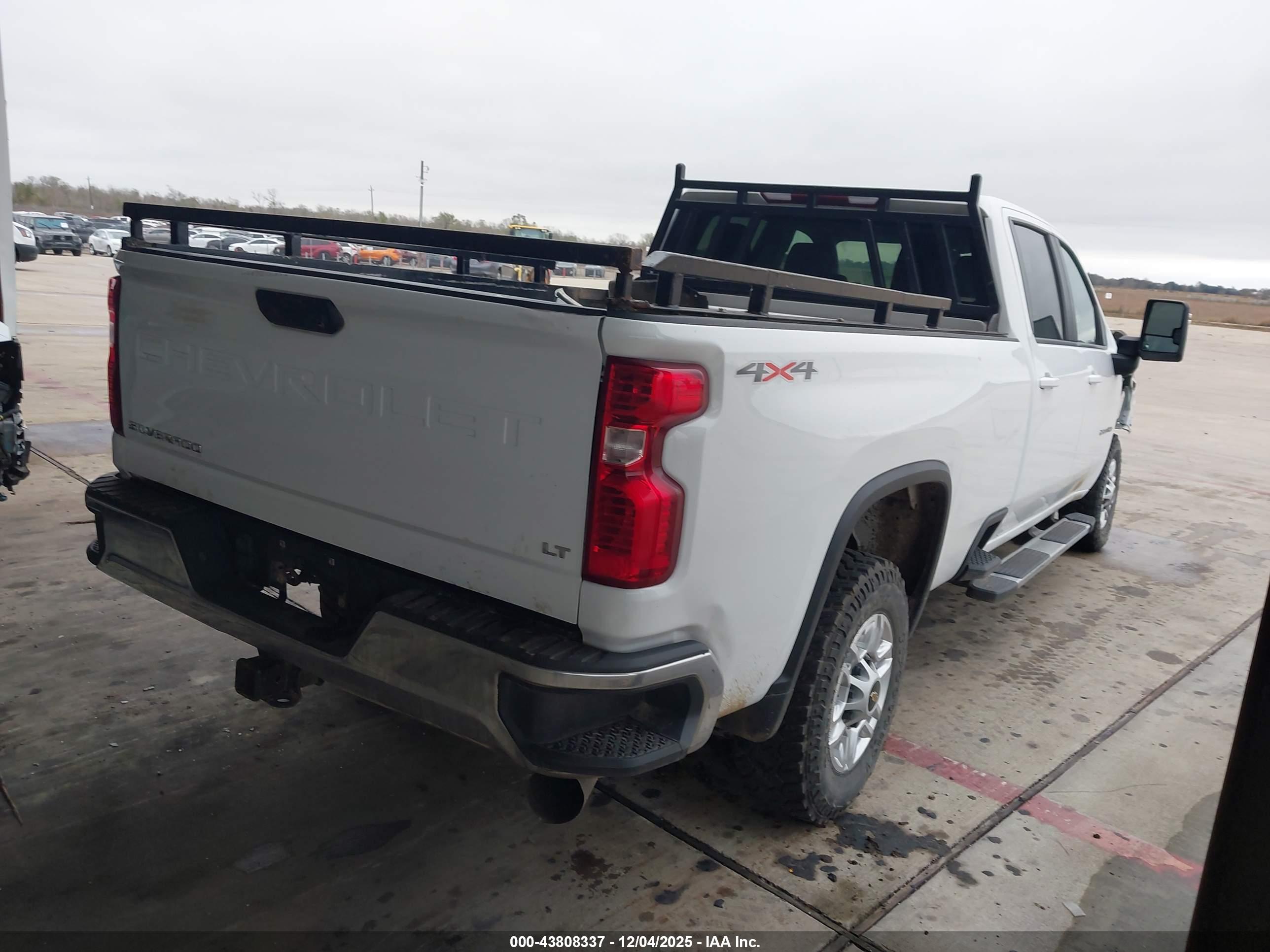 CHEVROLET SILVERADO image 4