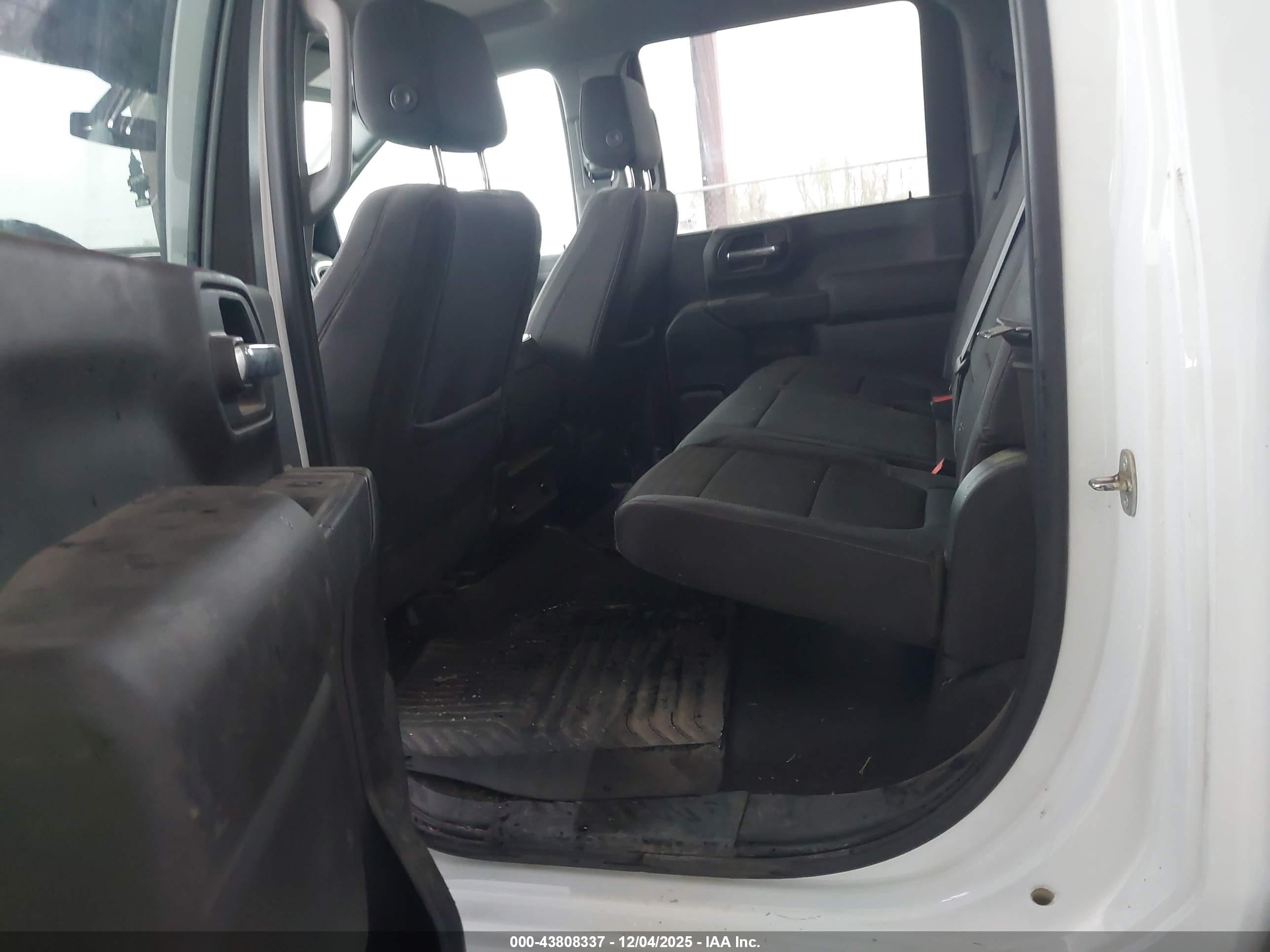 CHEVROLET SILVERADO image 8