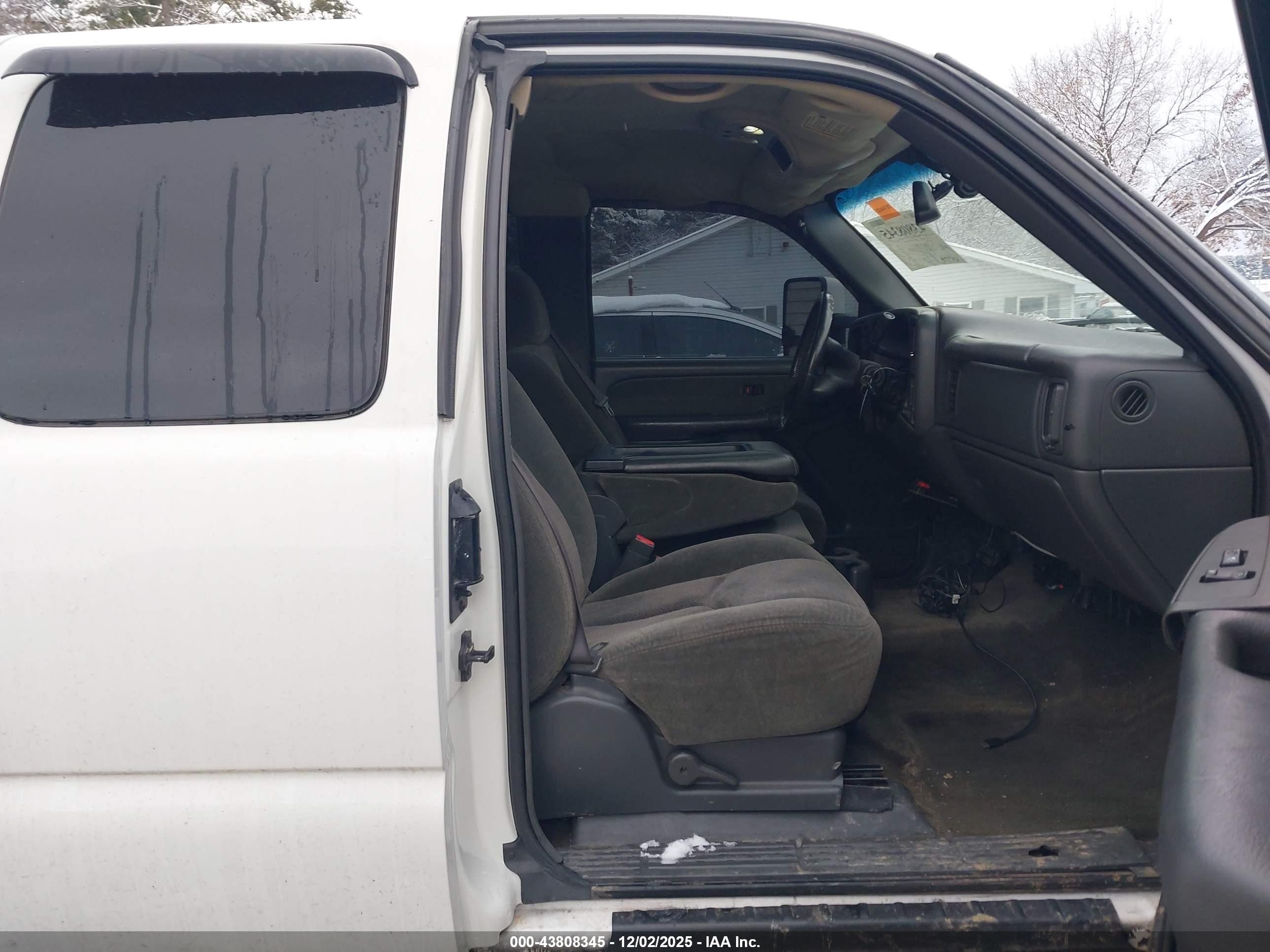 CHEVROLET SILVERADO image 5