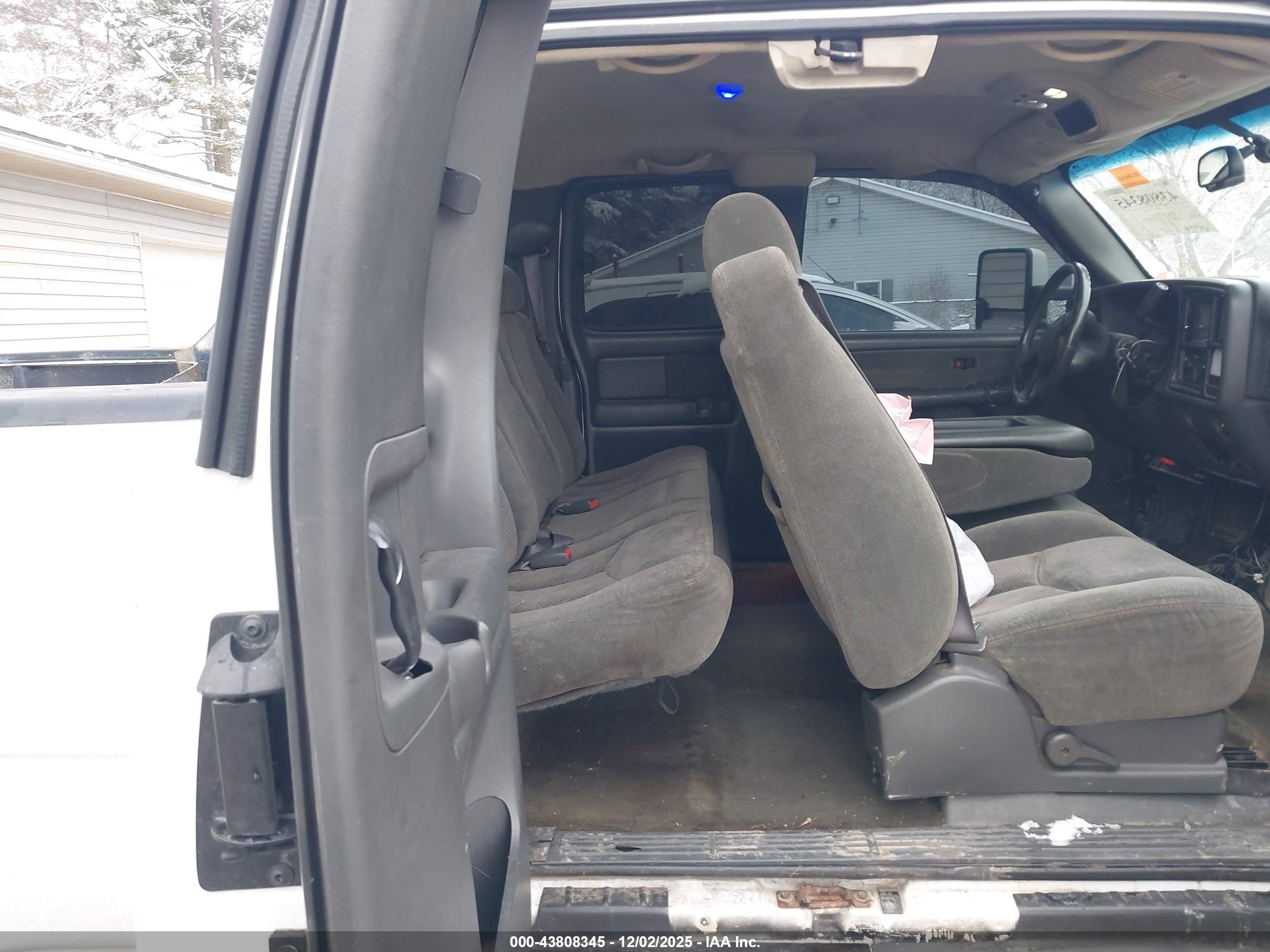 CHEVROLET SILVERADO image 8