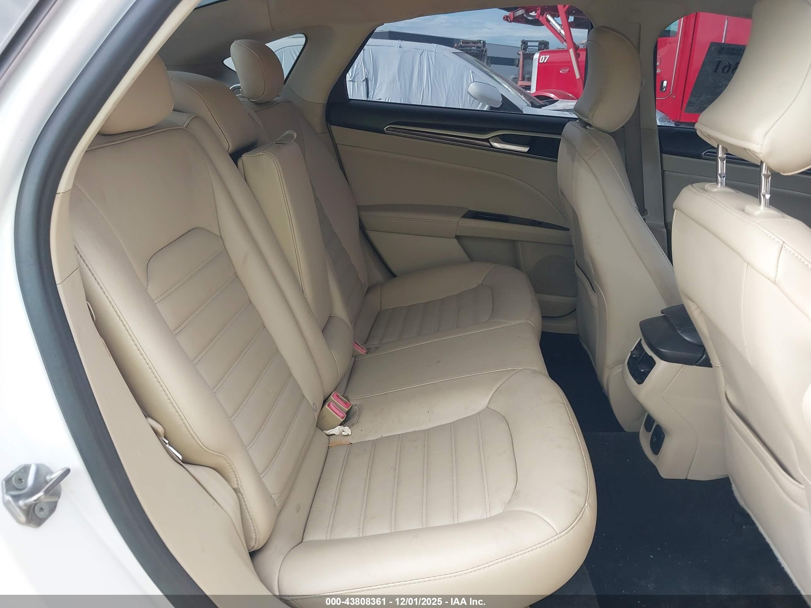 FORD FUSION image 8