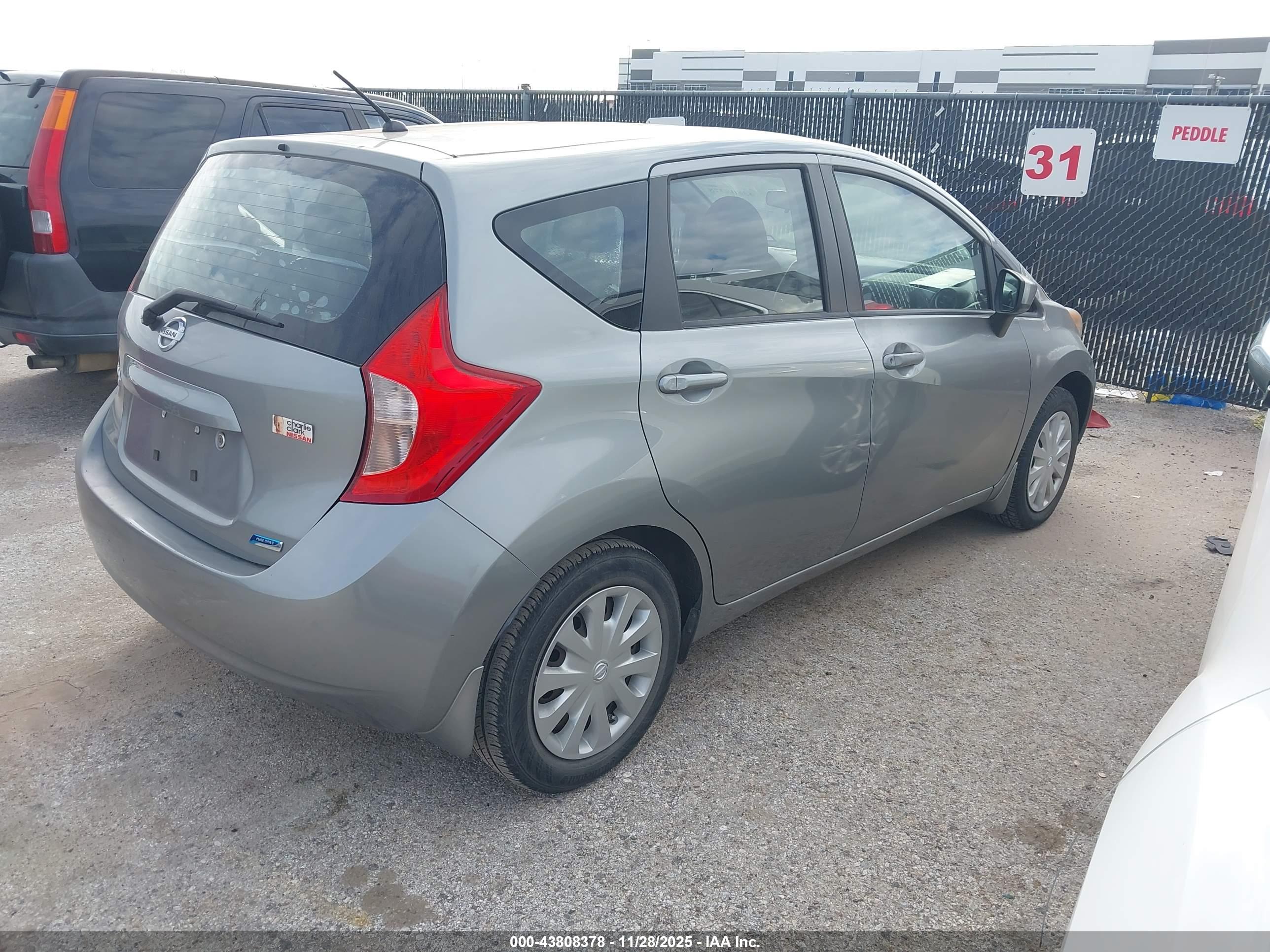 NISSAN VERSA image 4