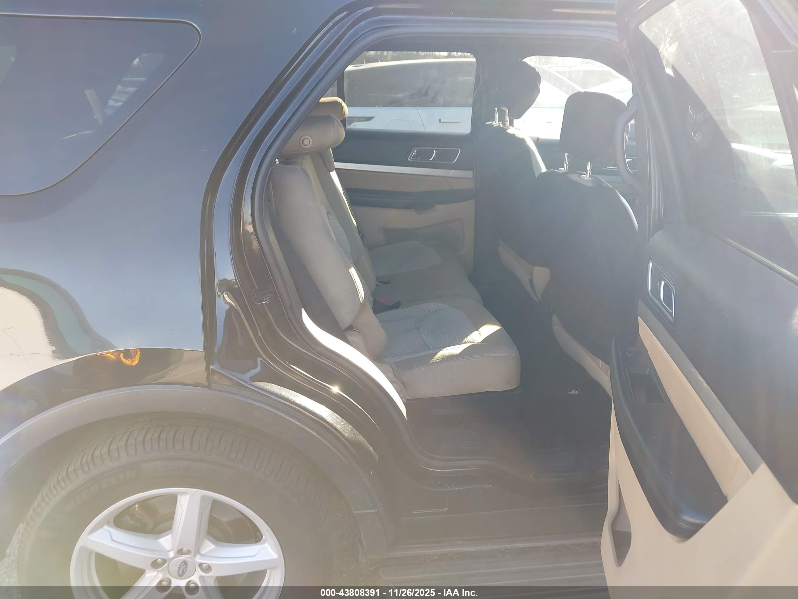 FORD EXPLORER image 8