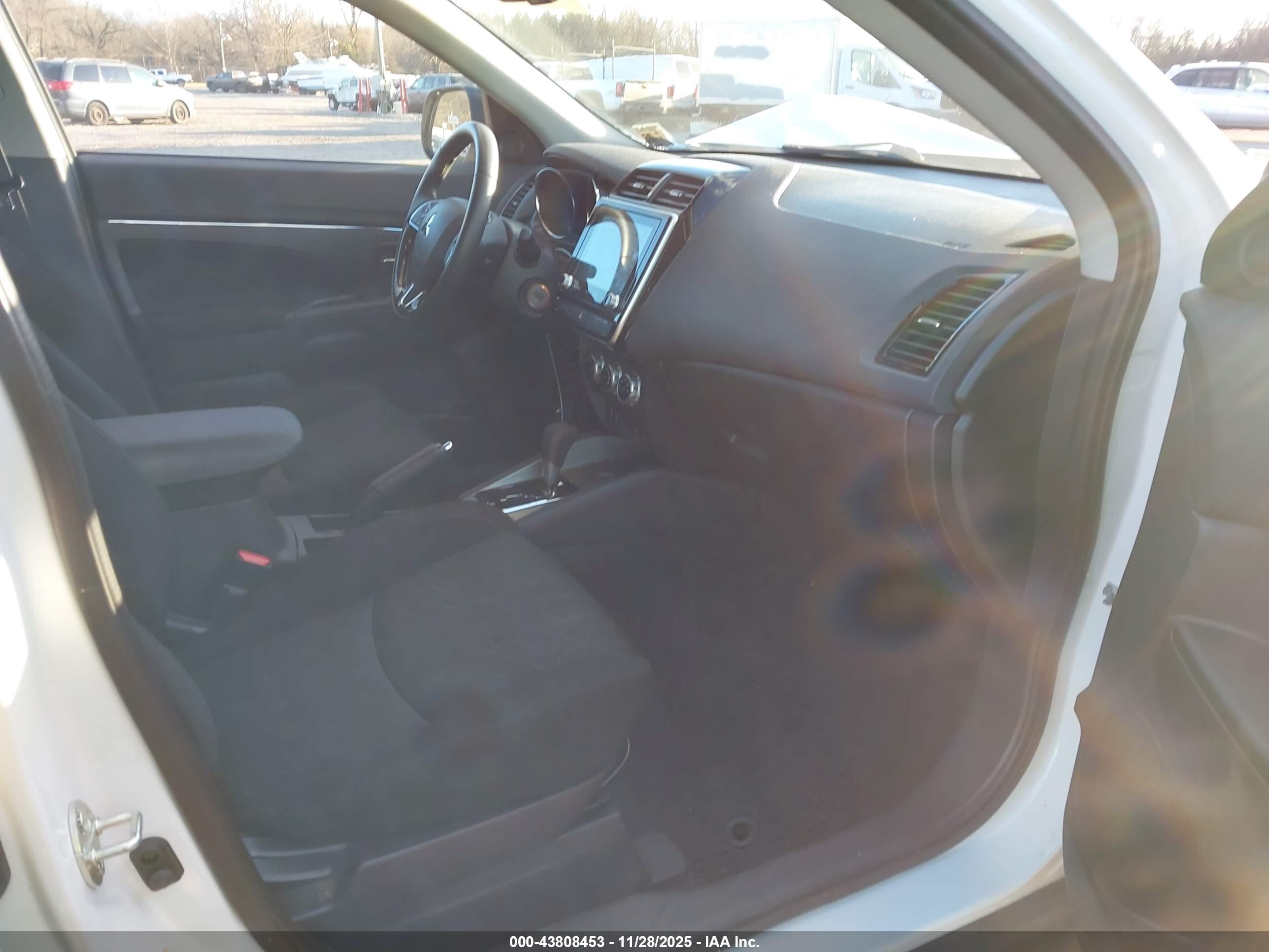 MITSUBISHI OUTLANDER image 5