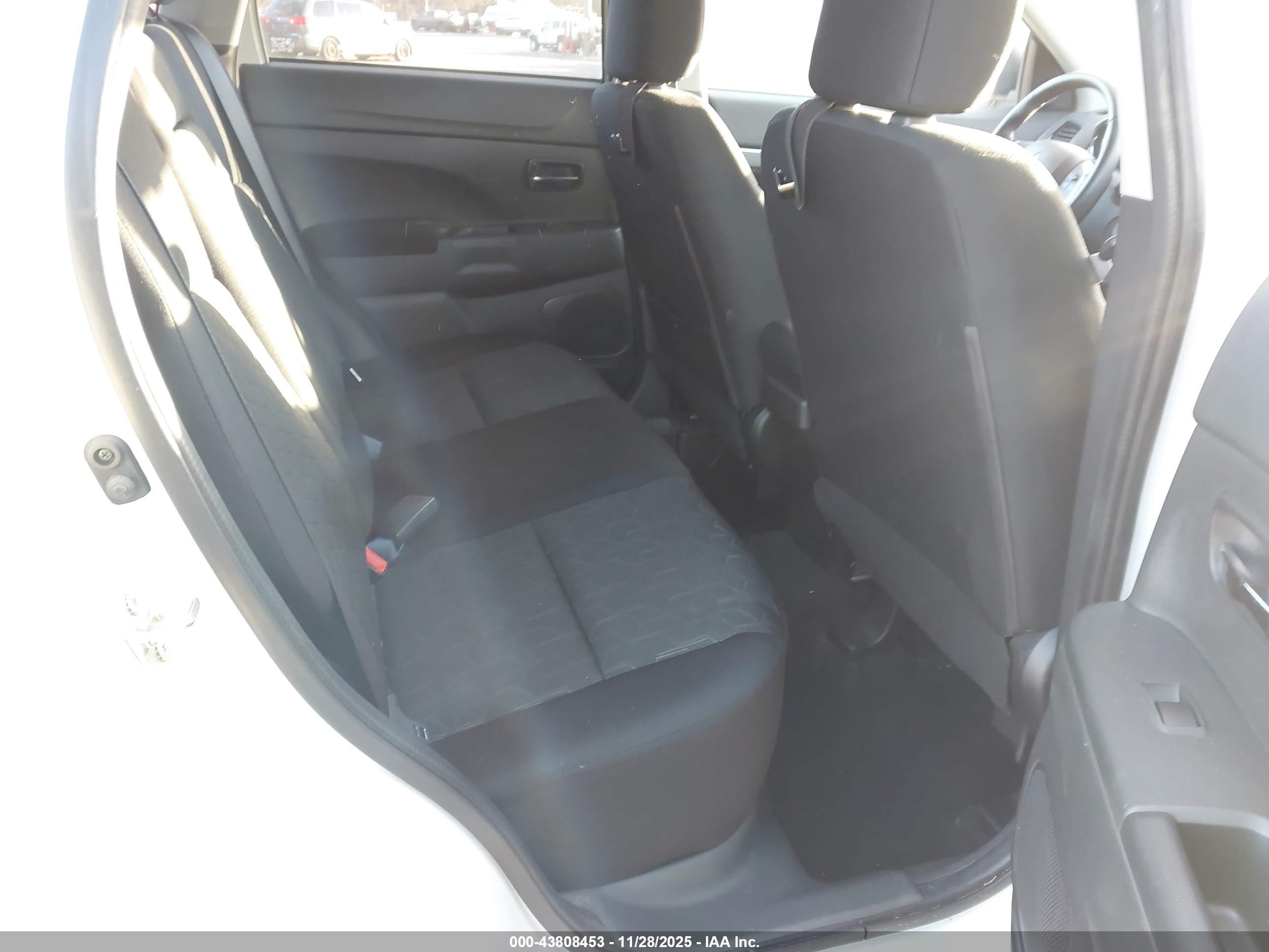MITSUBISHI OUTLANDER image 8