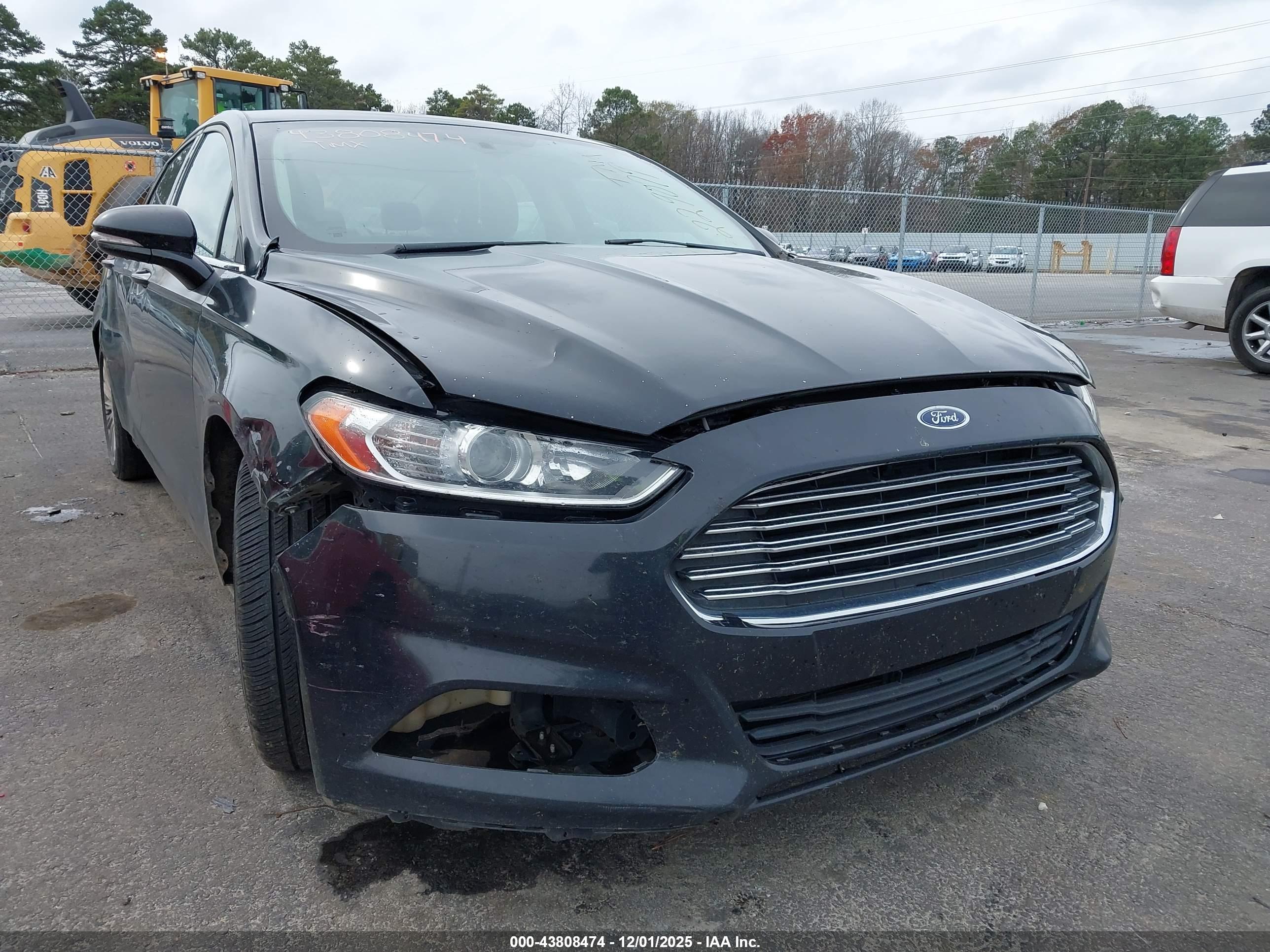 FORD FUSION image 6
