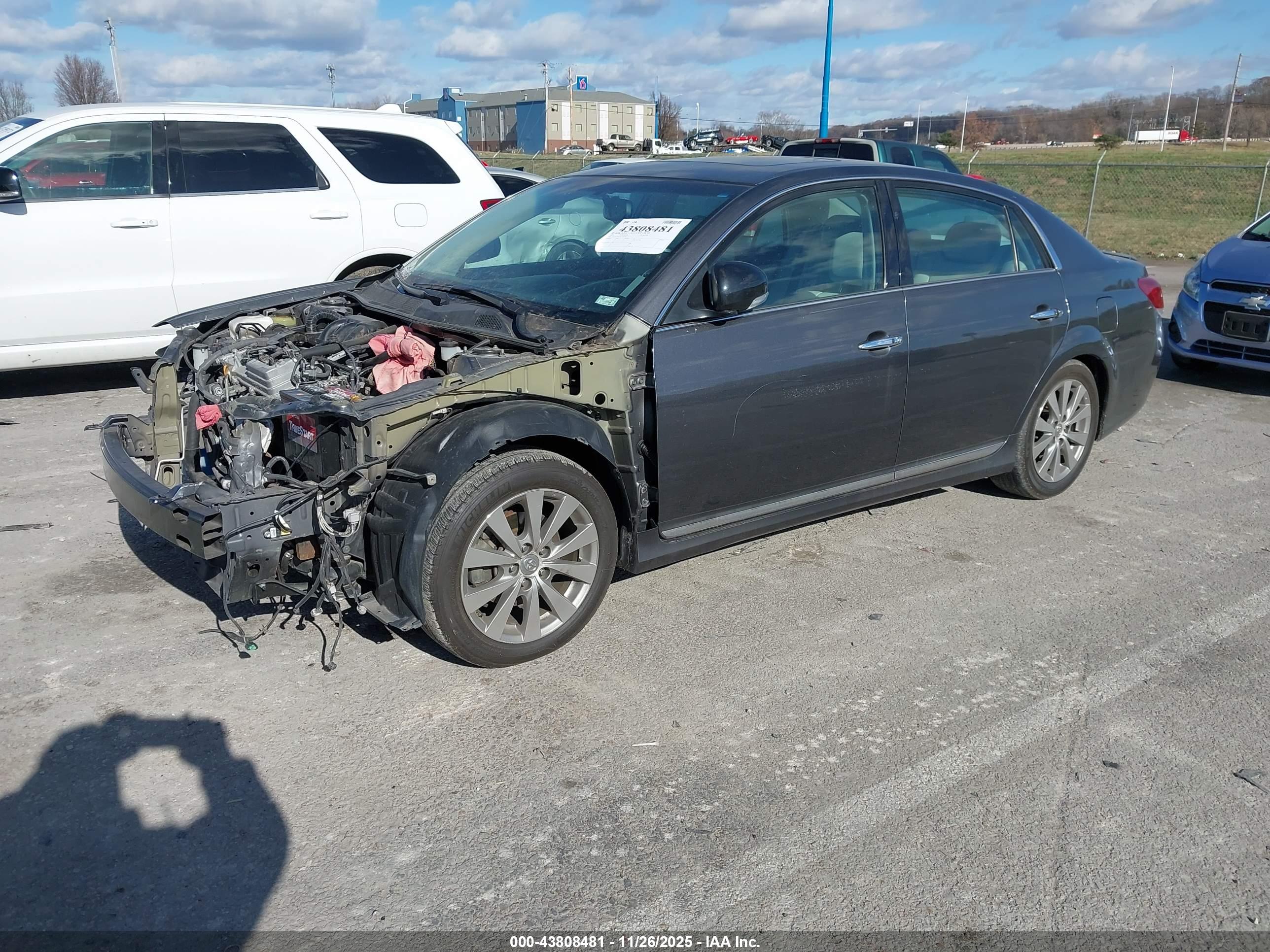 TOYOTA AVALON image 2
