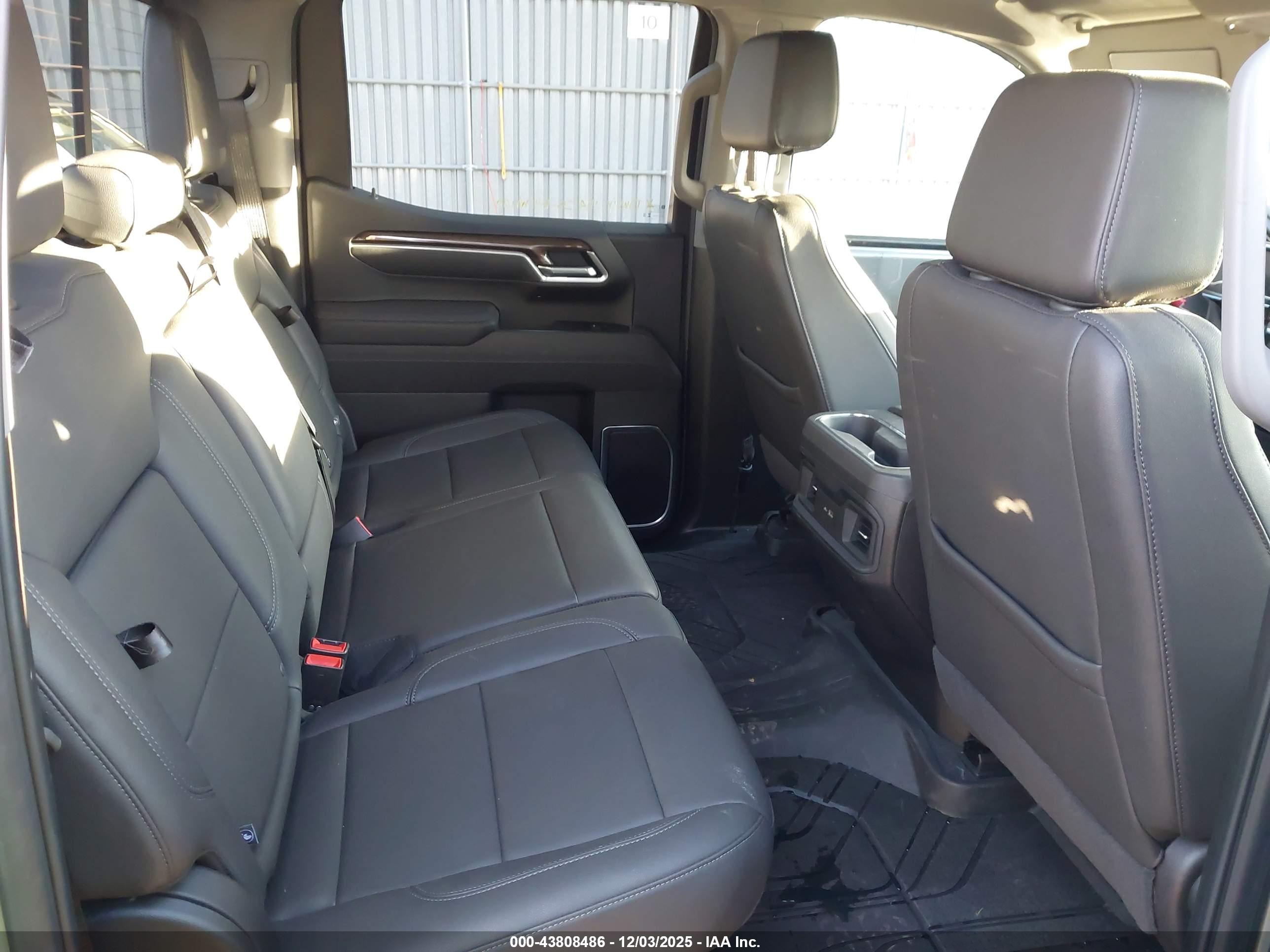 CHEVROLET SILVERADO image 8