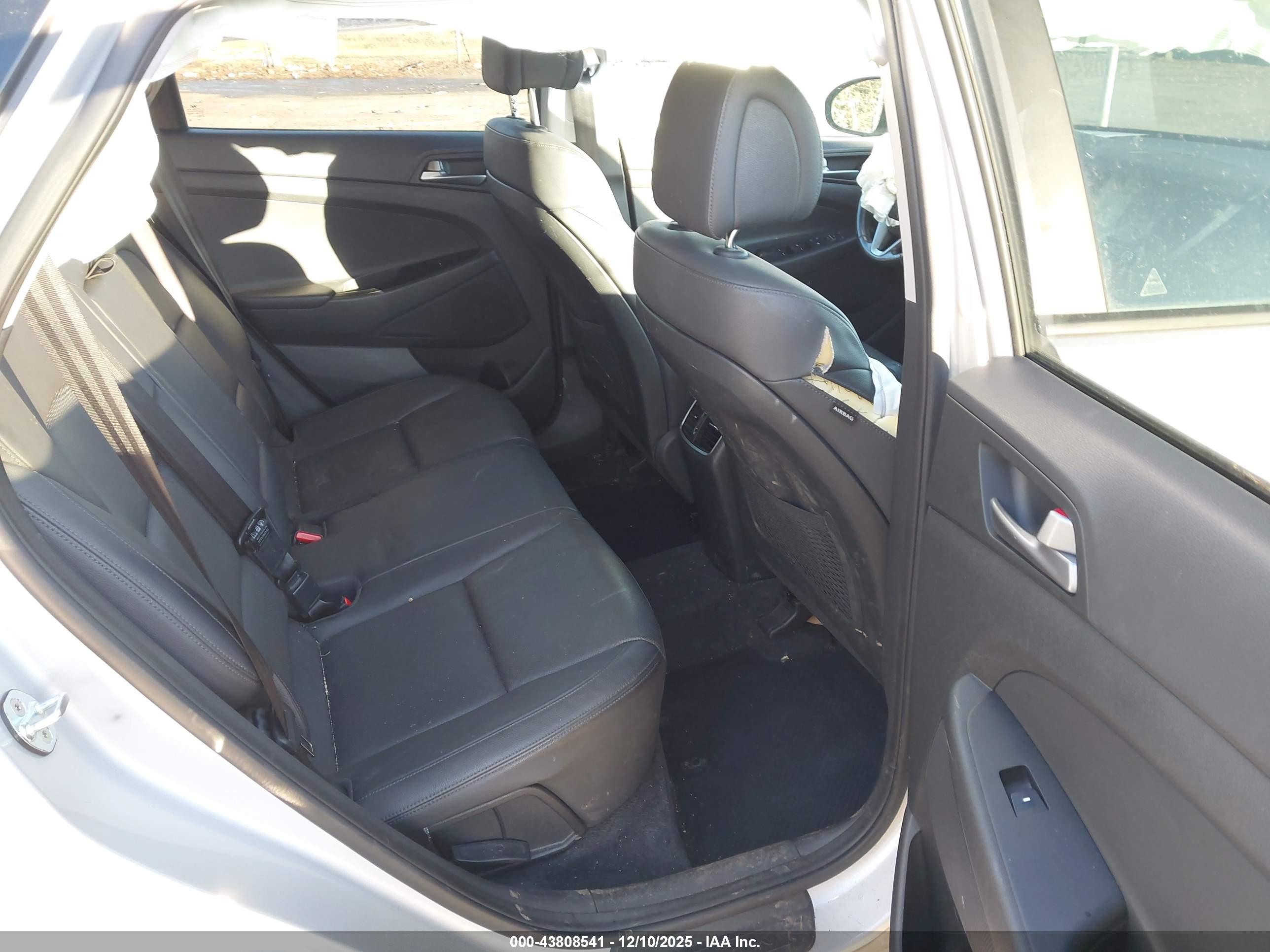 HYUNDAI TUCSON image 8