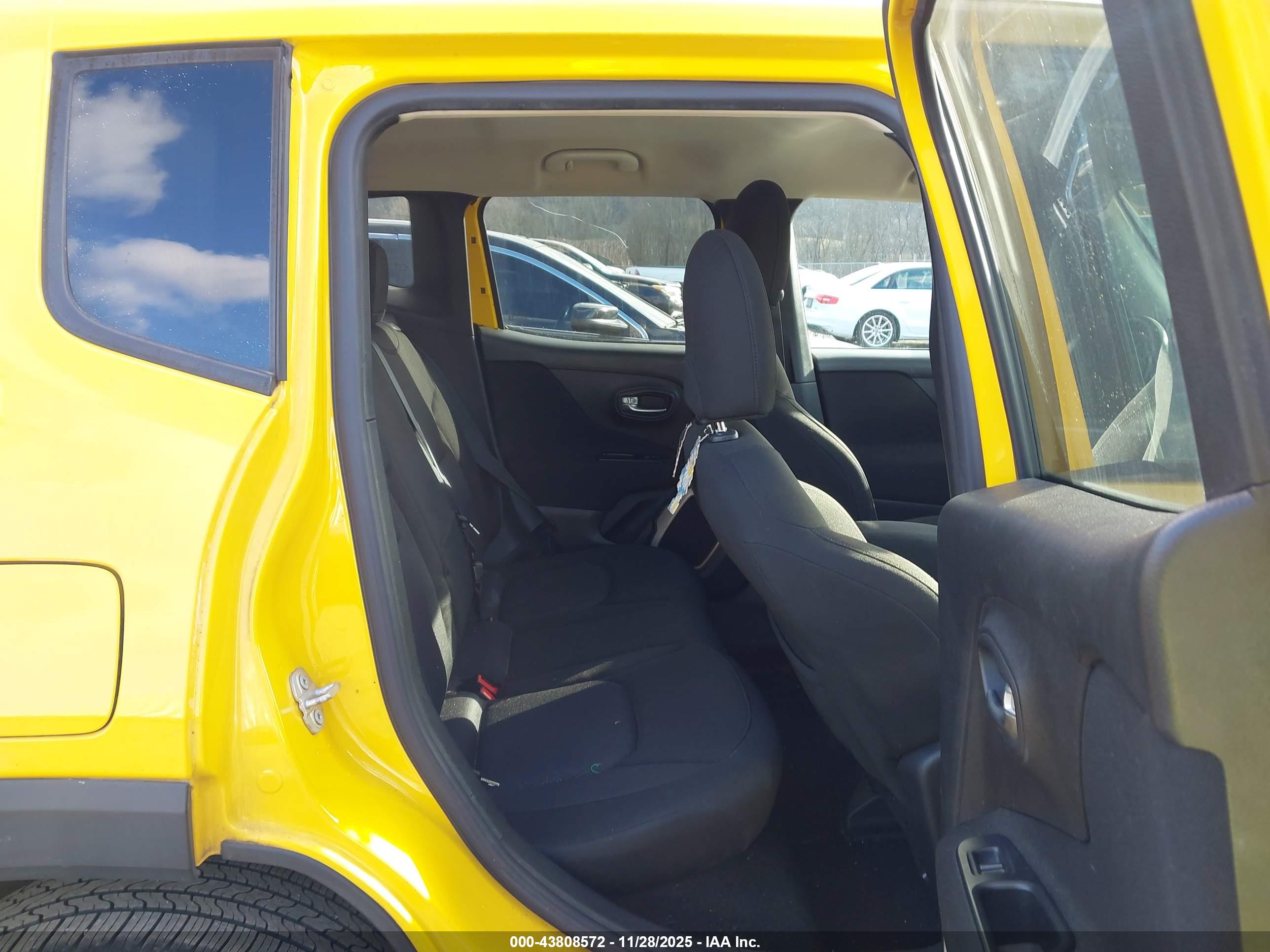 JEEP RENEGADE image 8