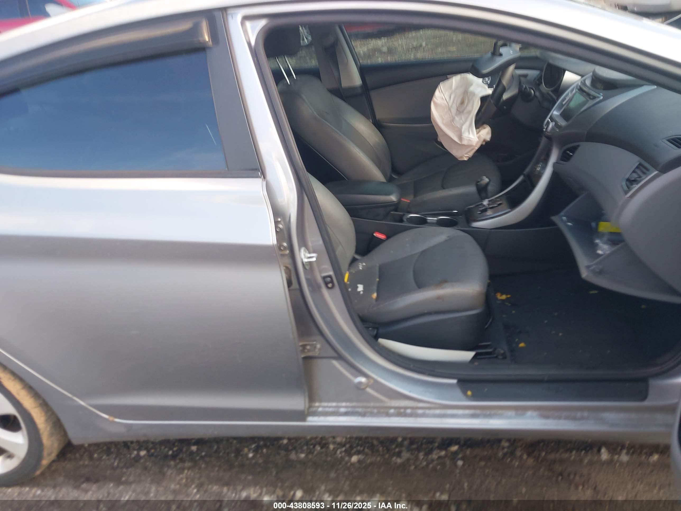 HYUNDAI ELANTRA image 5
