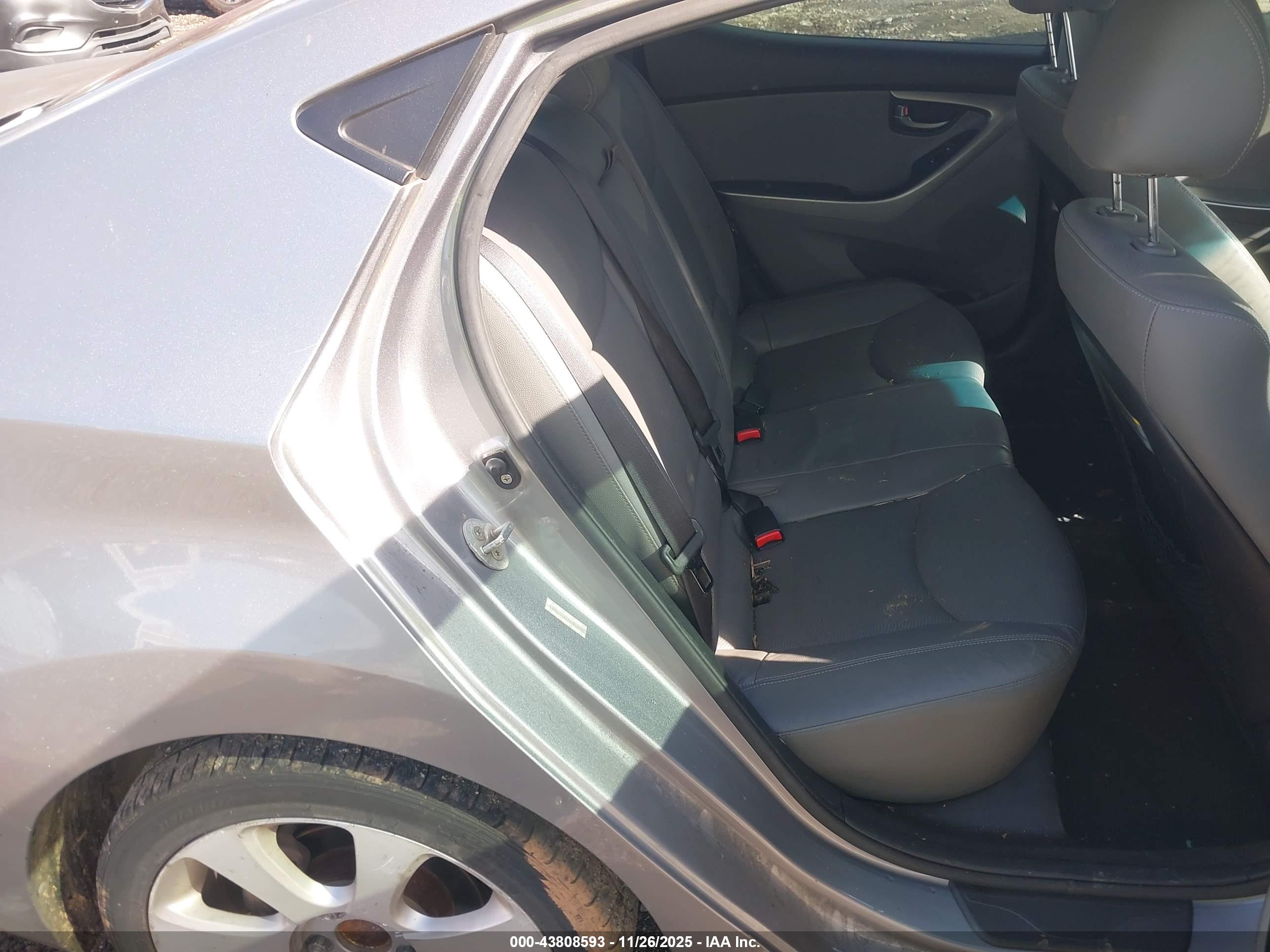 HYUNDAI ELANTRA image 8