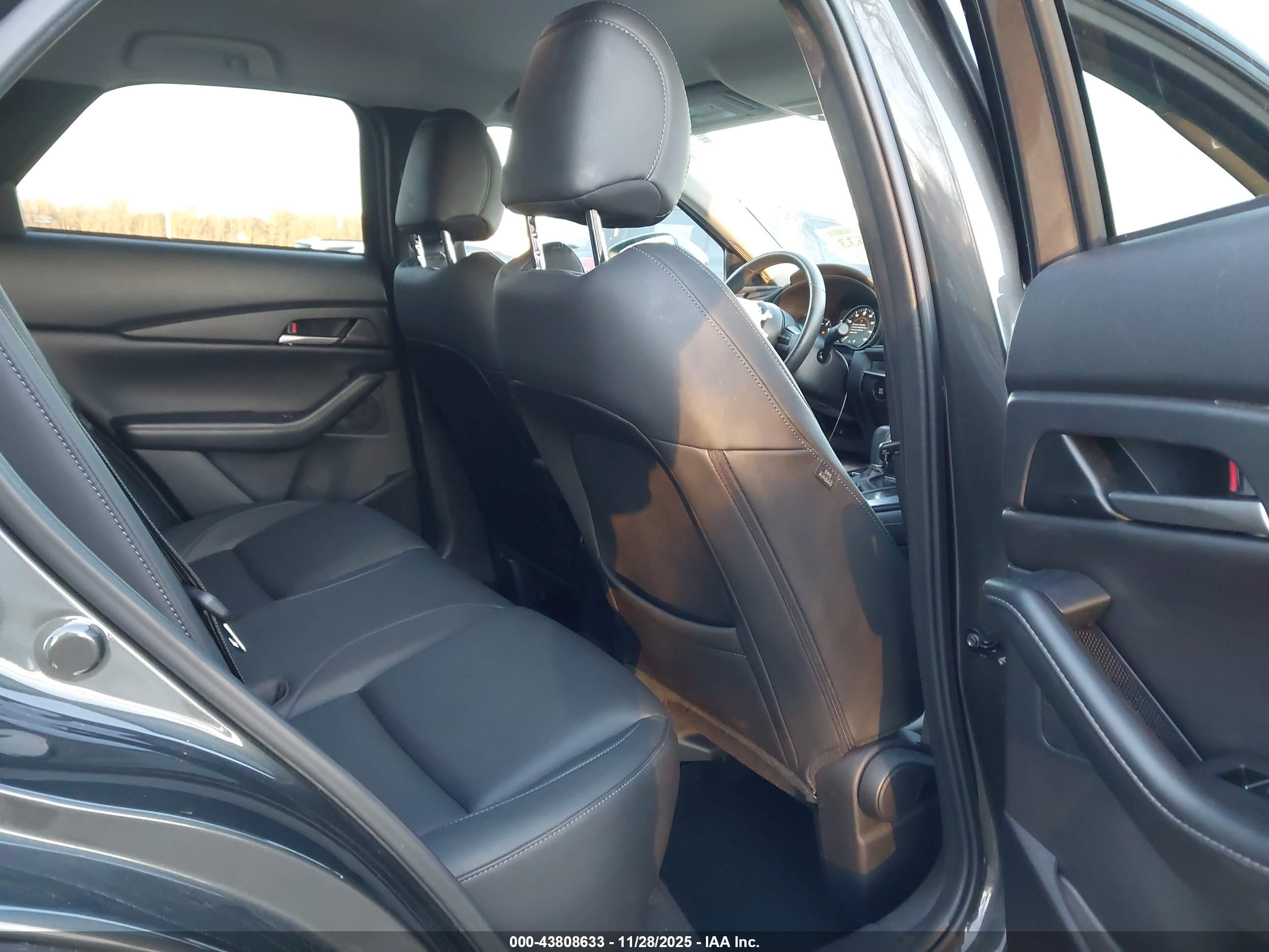 MAZDA CX-30 image 8
