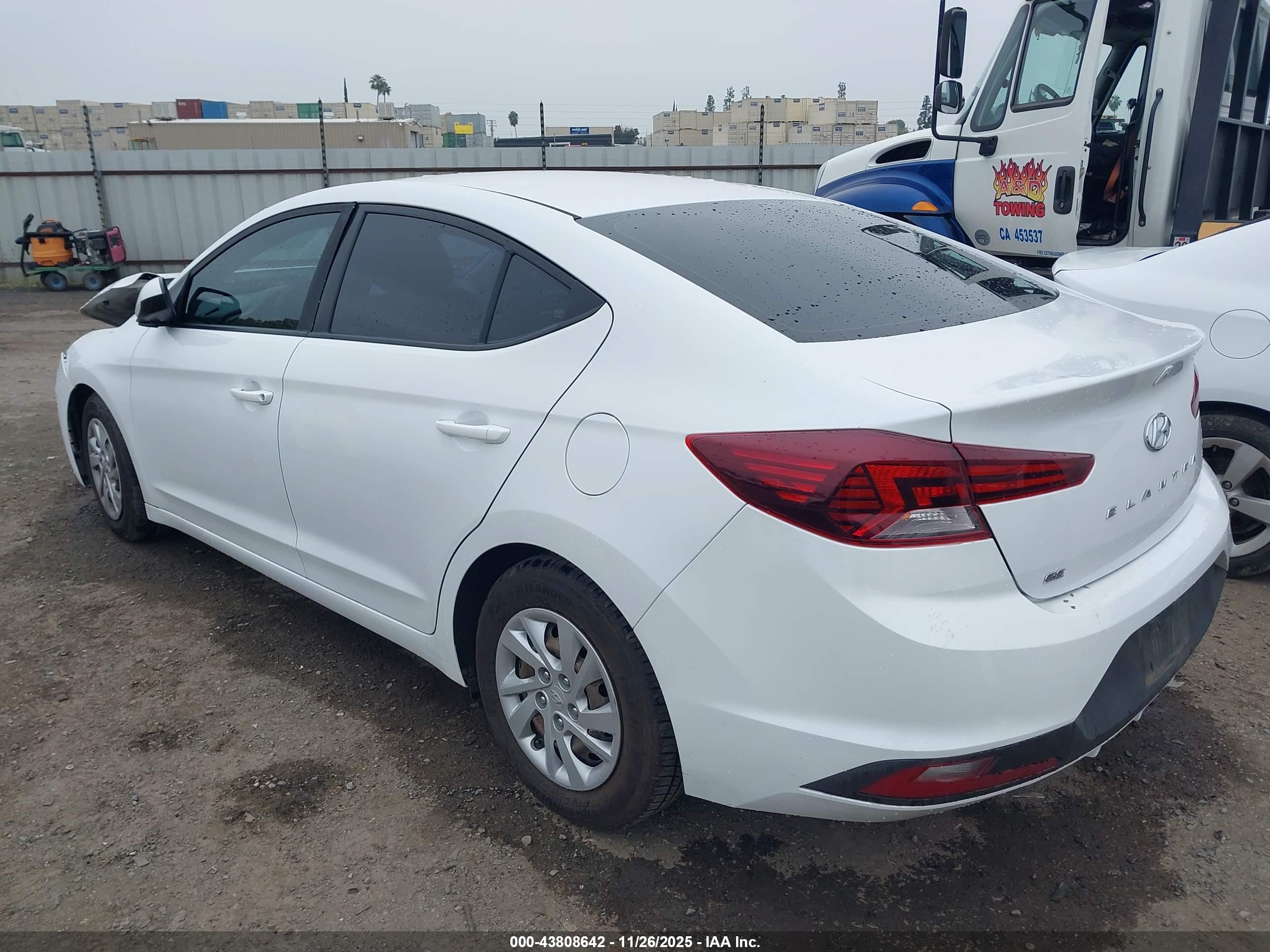 HYUNDAI ELANTRA image 3