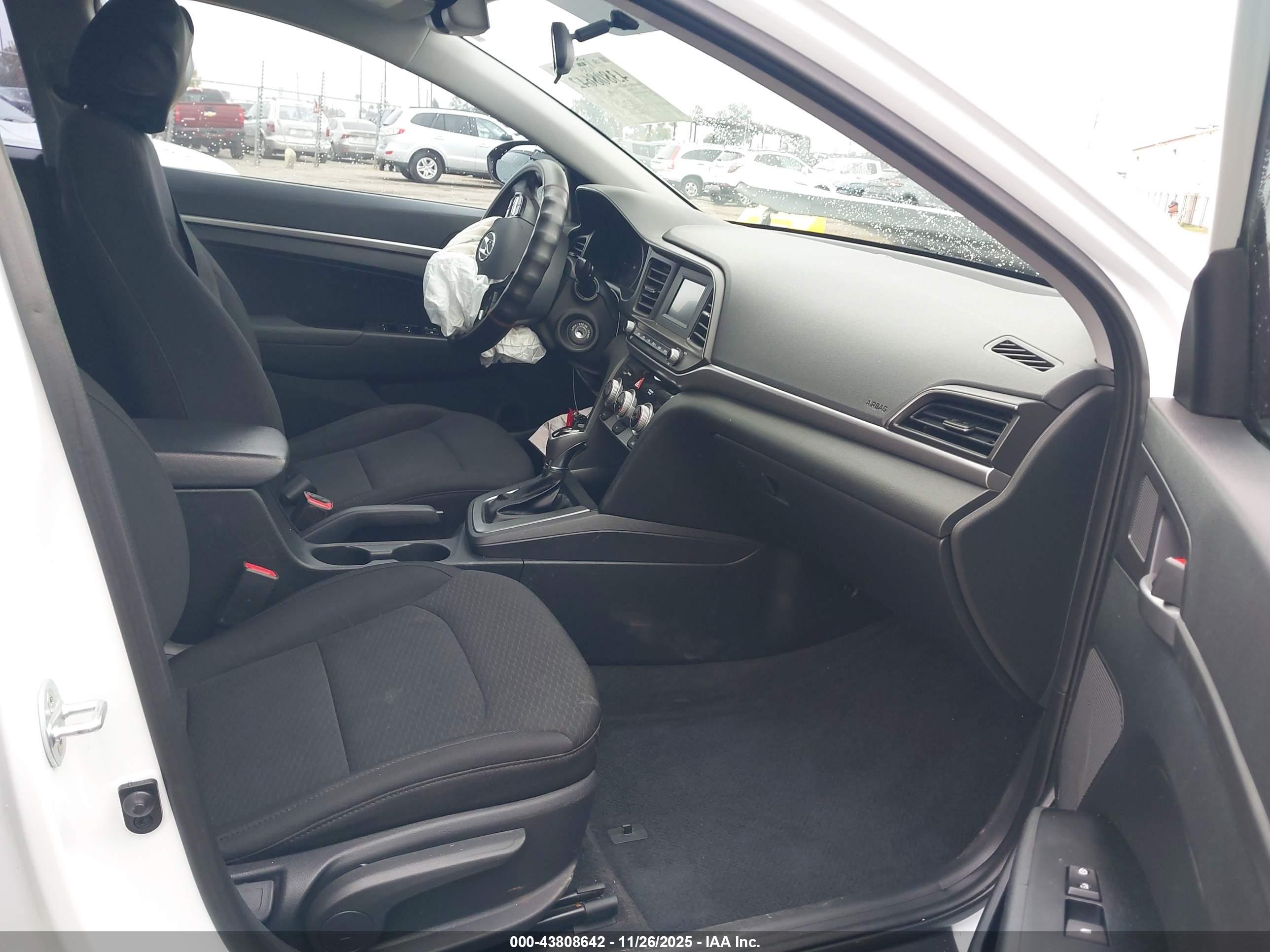 HYUNDAI ELANTRA image 5