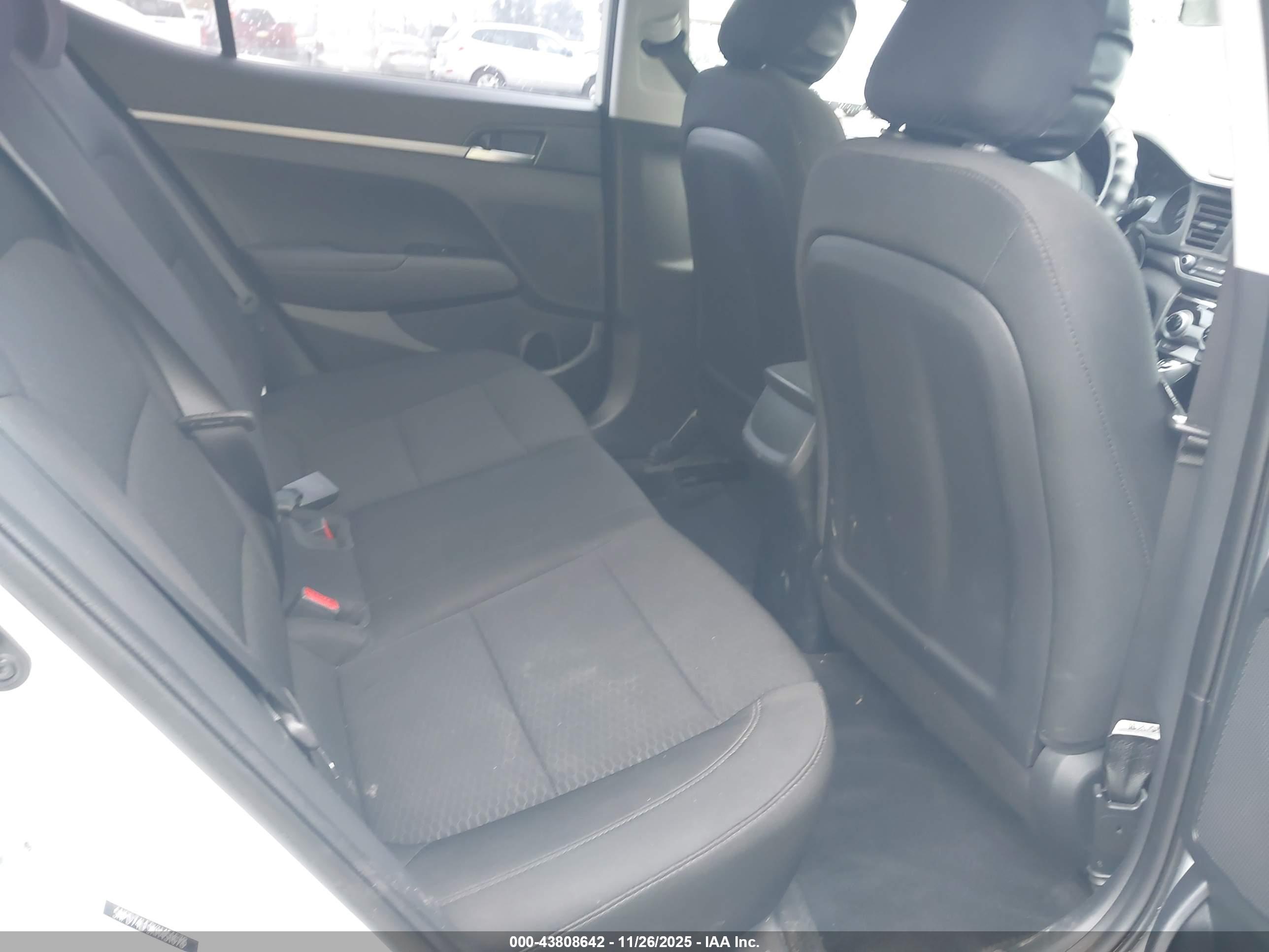 HYUNDAI ELANTRA image 8