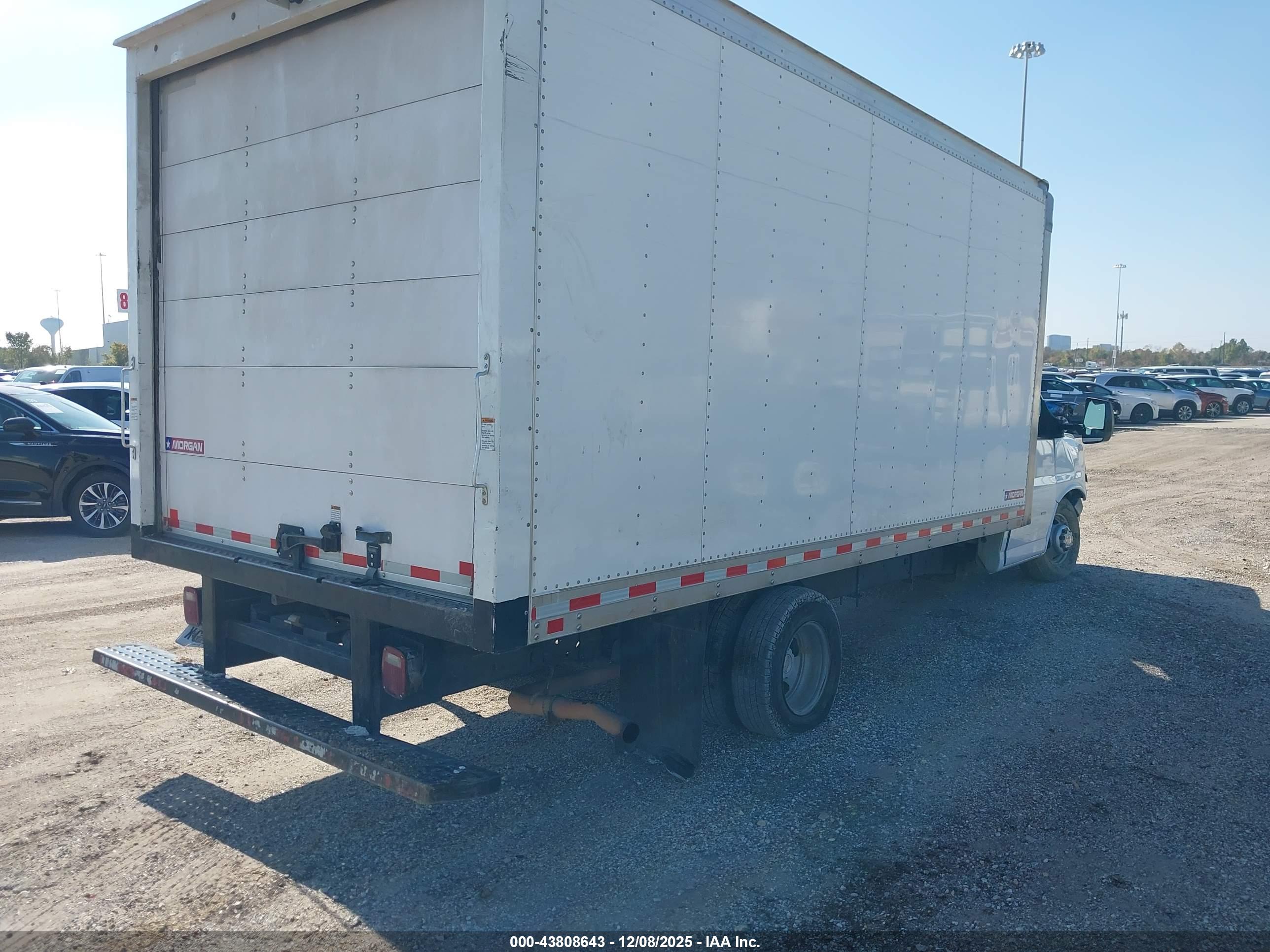 CHEVROLET EXPRESS image 4
