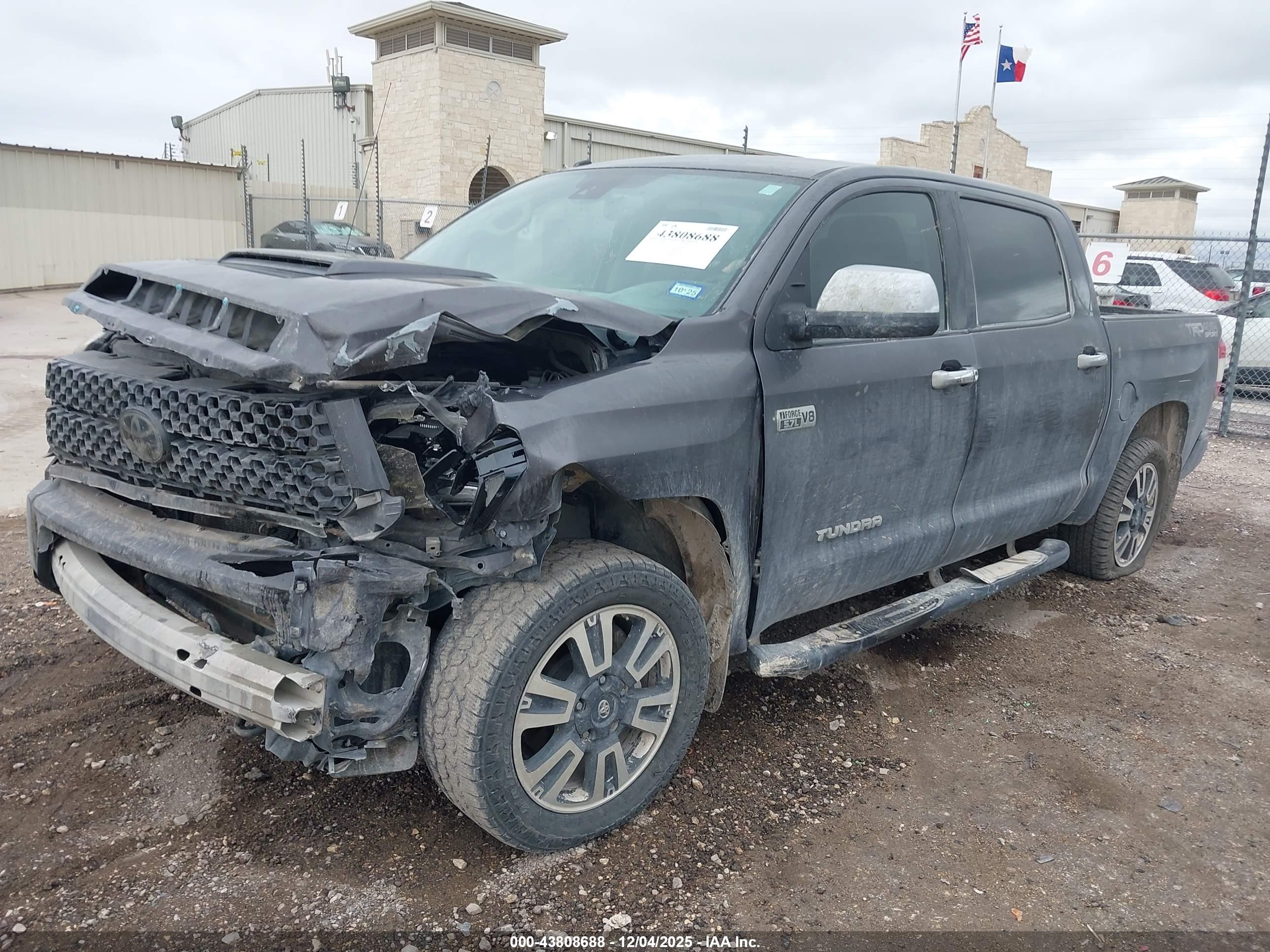 TOYOTA TUNDRA image 2