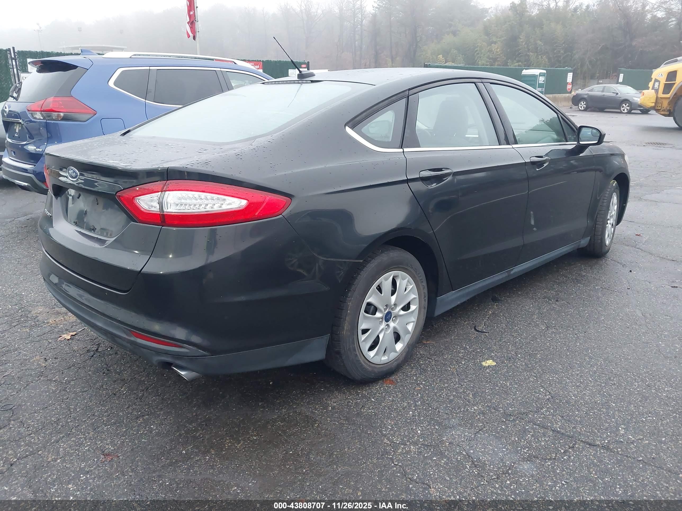 FORD FUSION image 4