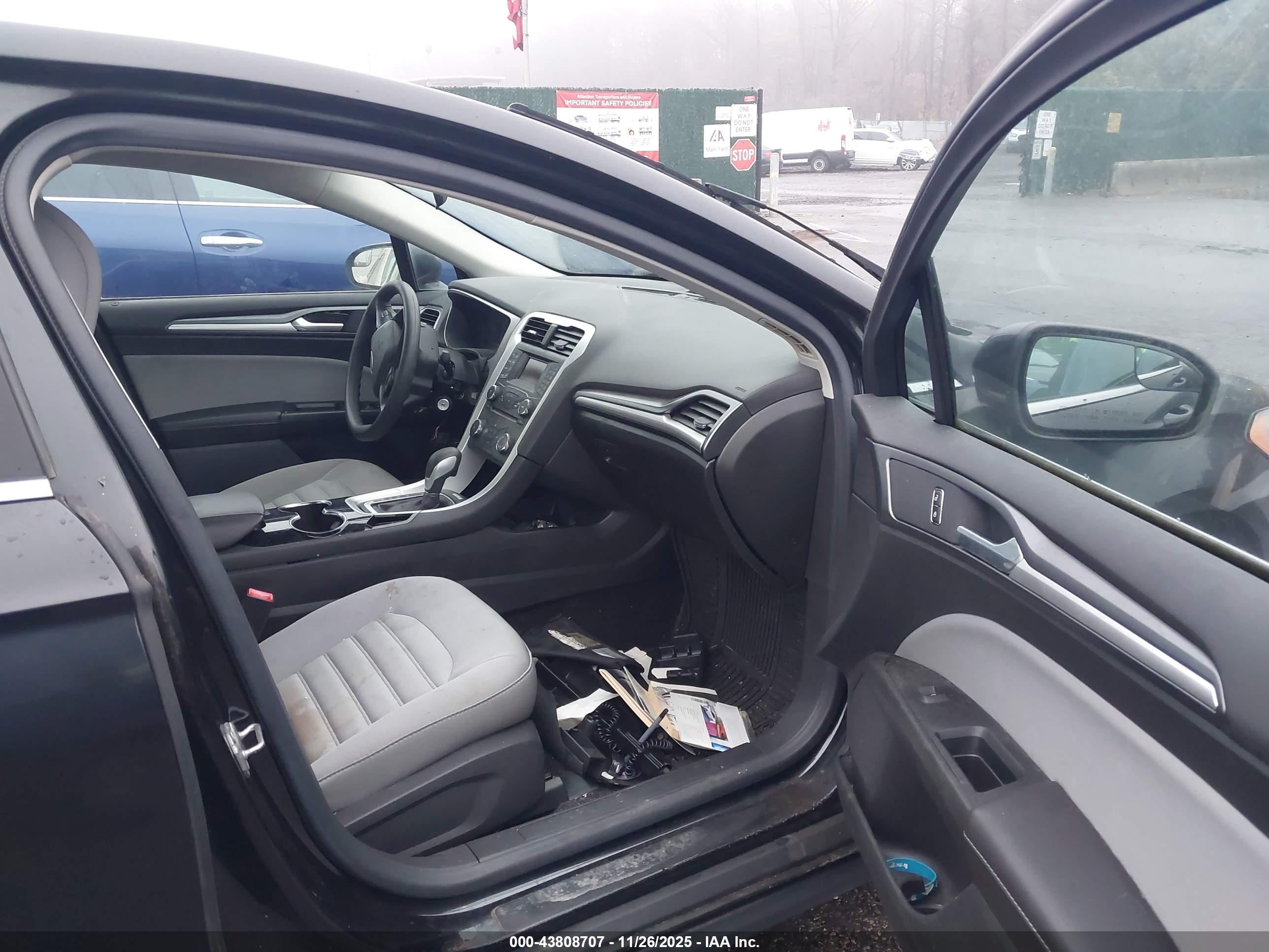 FORD FUSION image 5