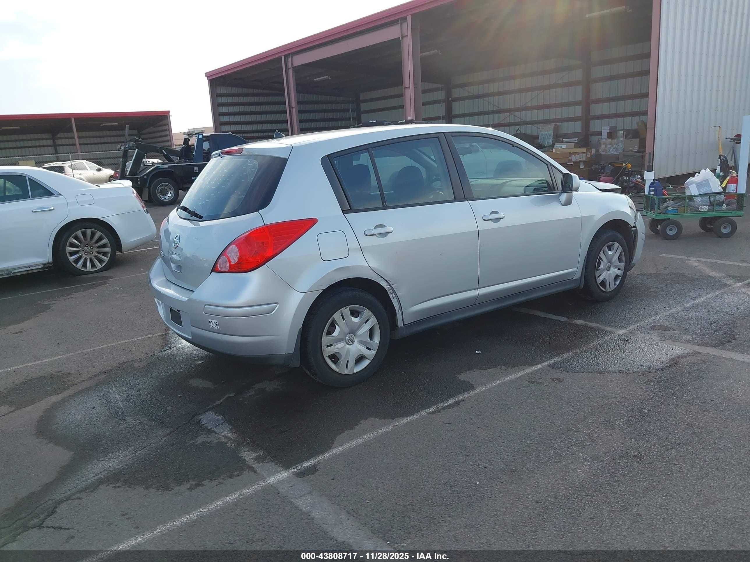 NISSAN VERSA image 4