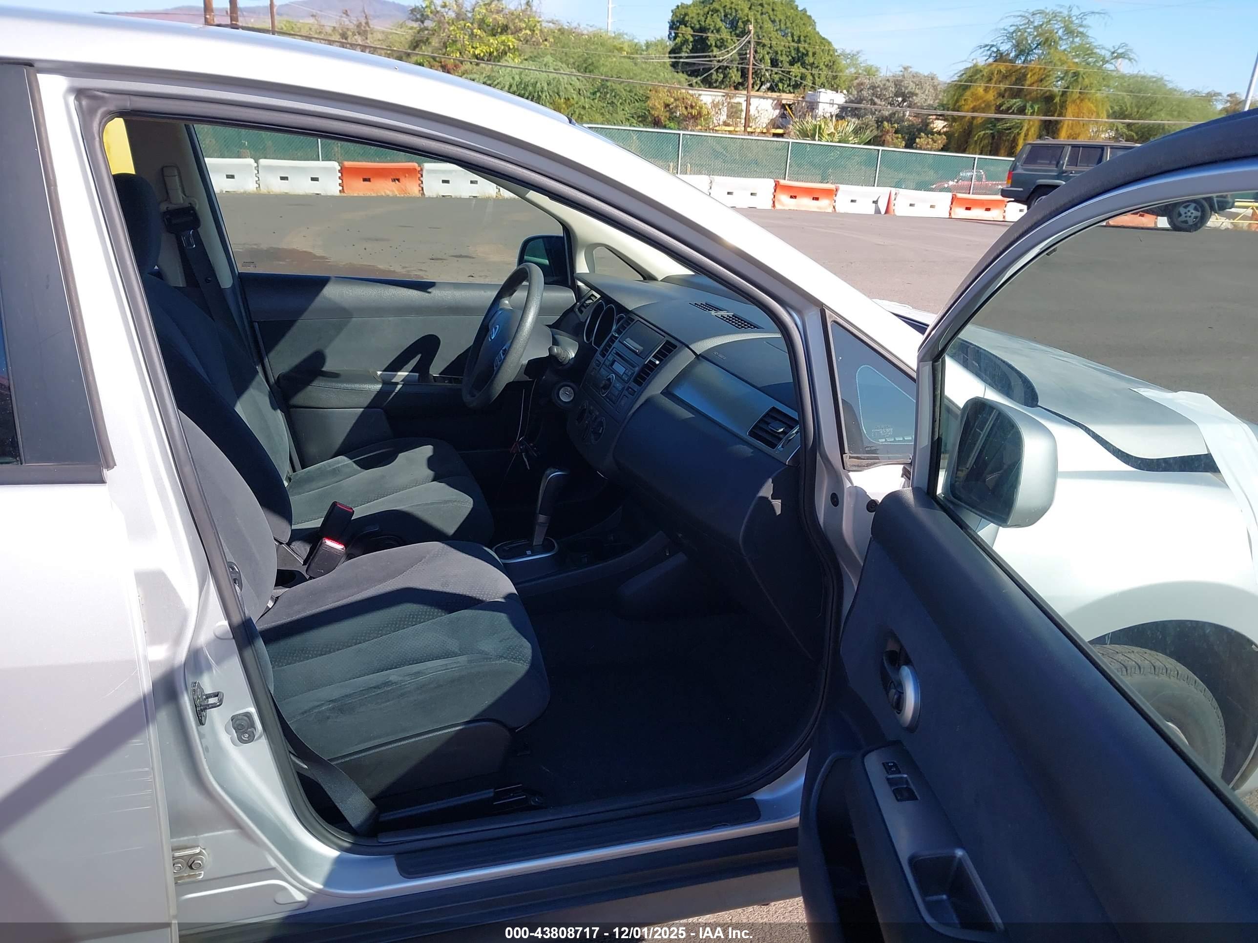 NISSAN VERSA image 5