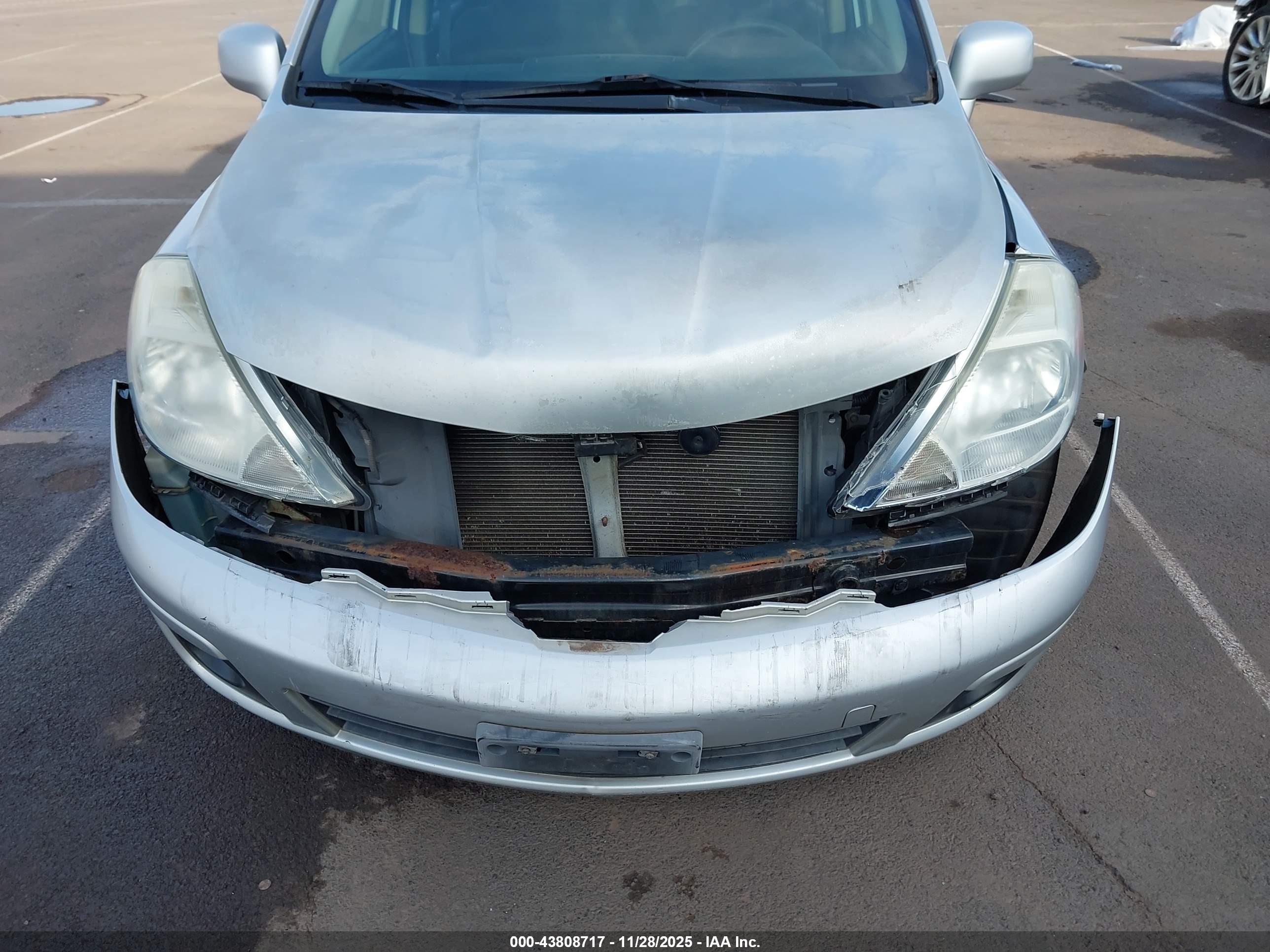 NISSAN VERSA image 6
