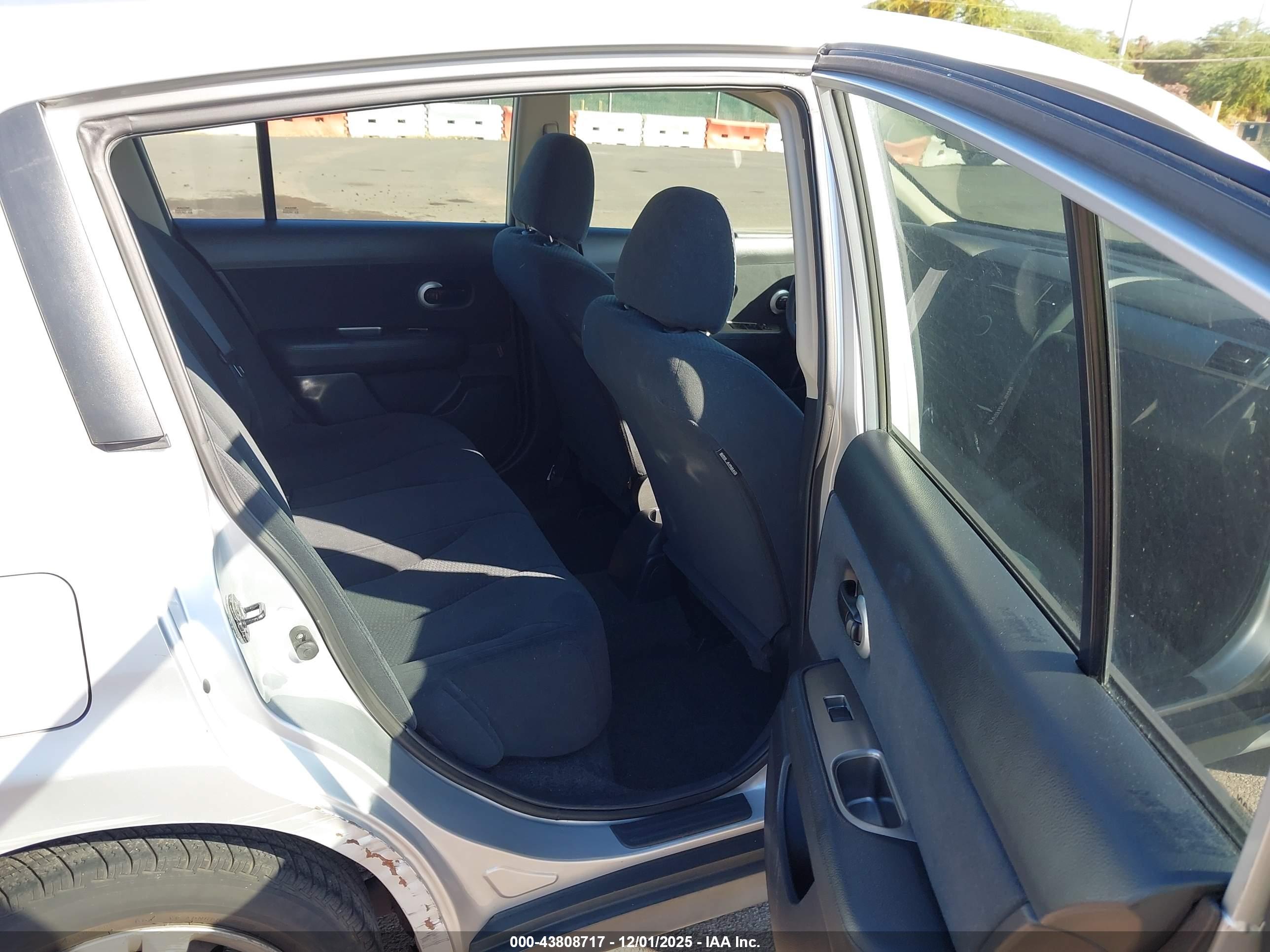 NISSAN VERSA image 8