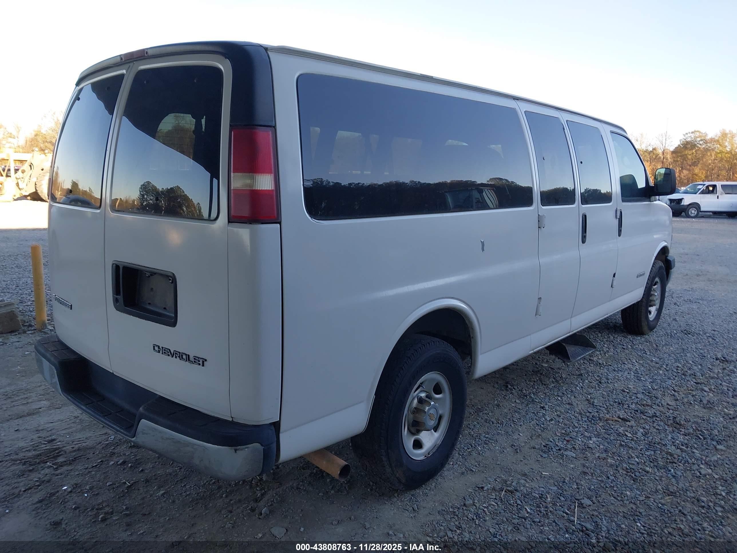 CHEVROLET EXPRESS image 4
