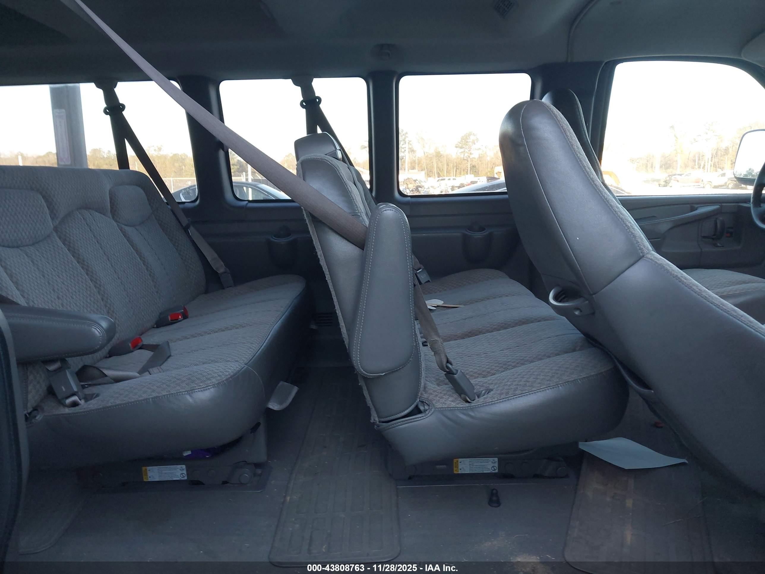 CHEVROLET EXPRESS image 8