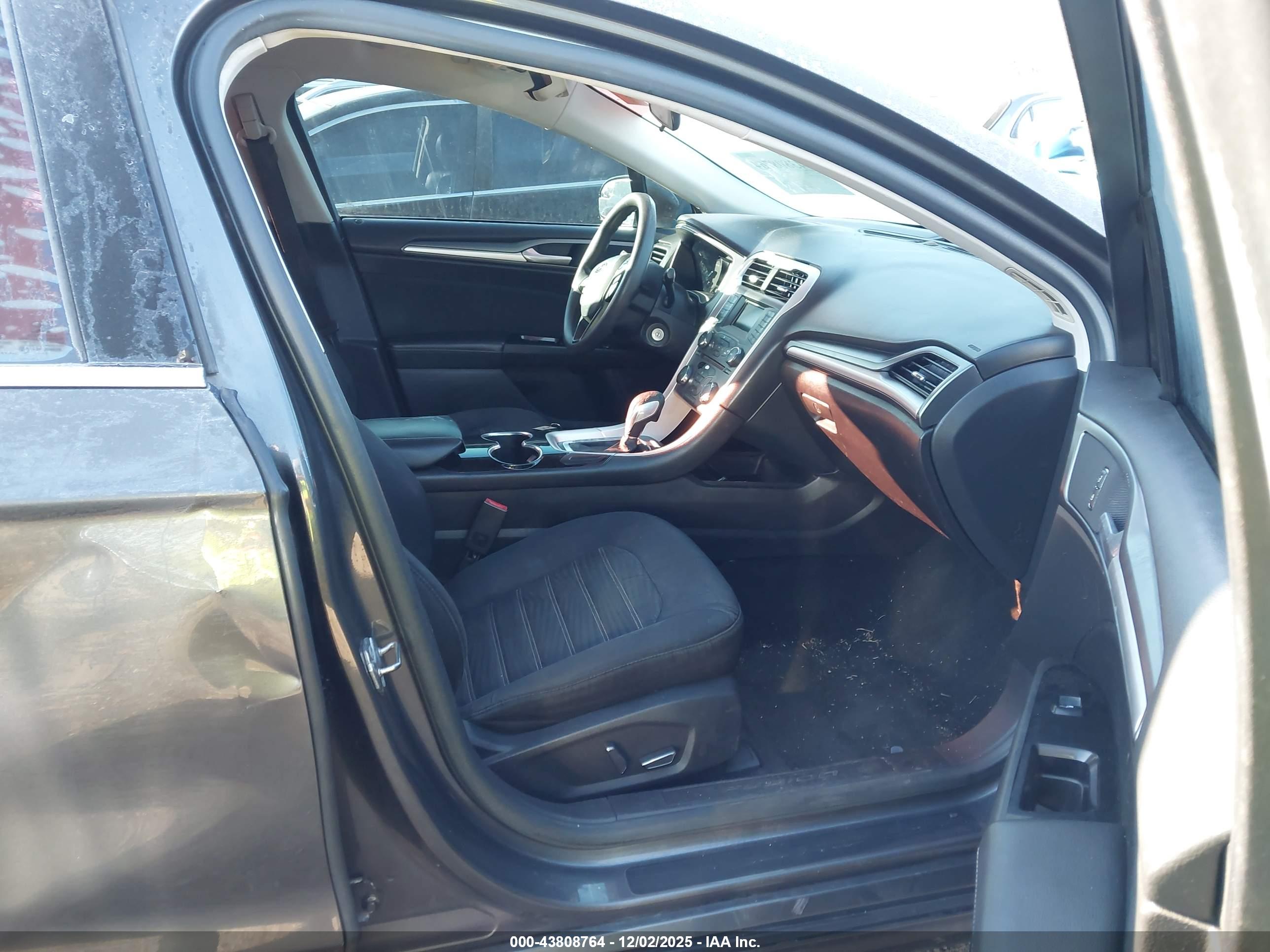 FORD FUSION image 5