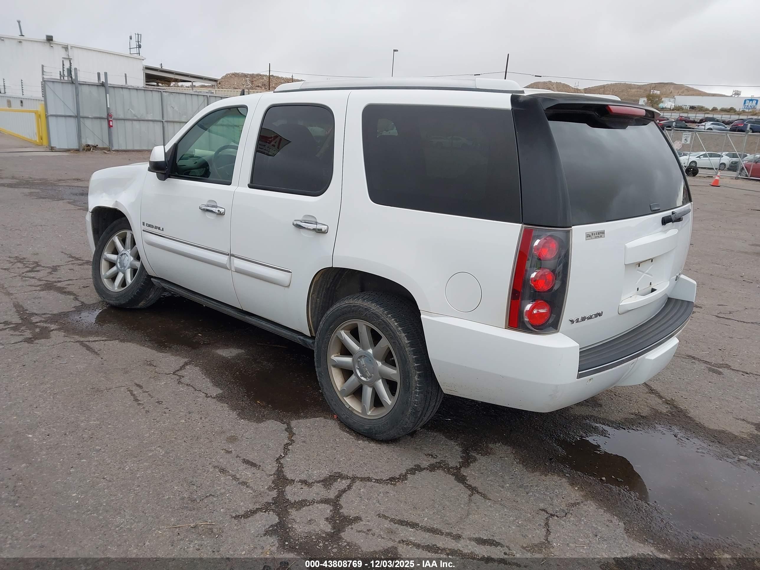 GMC YUKON image 3