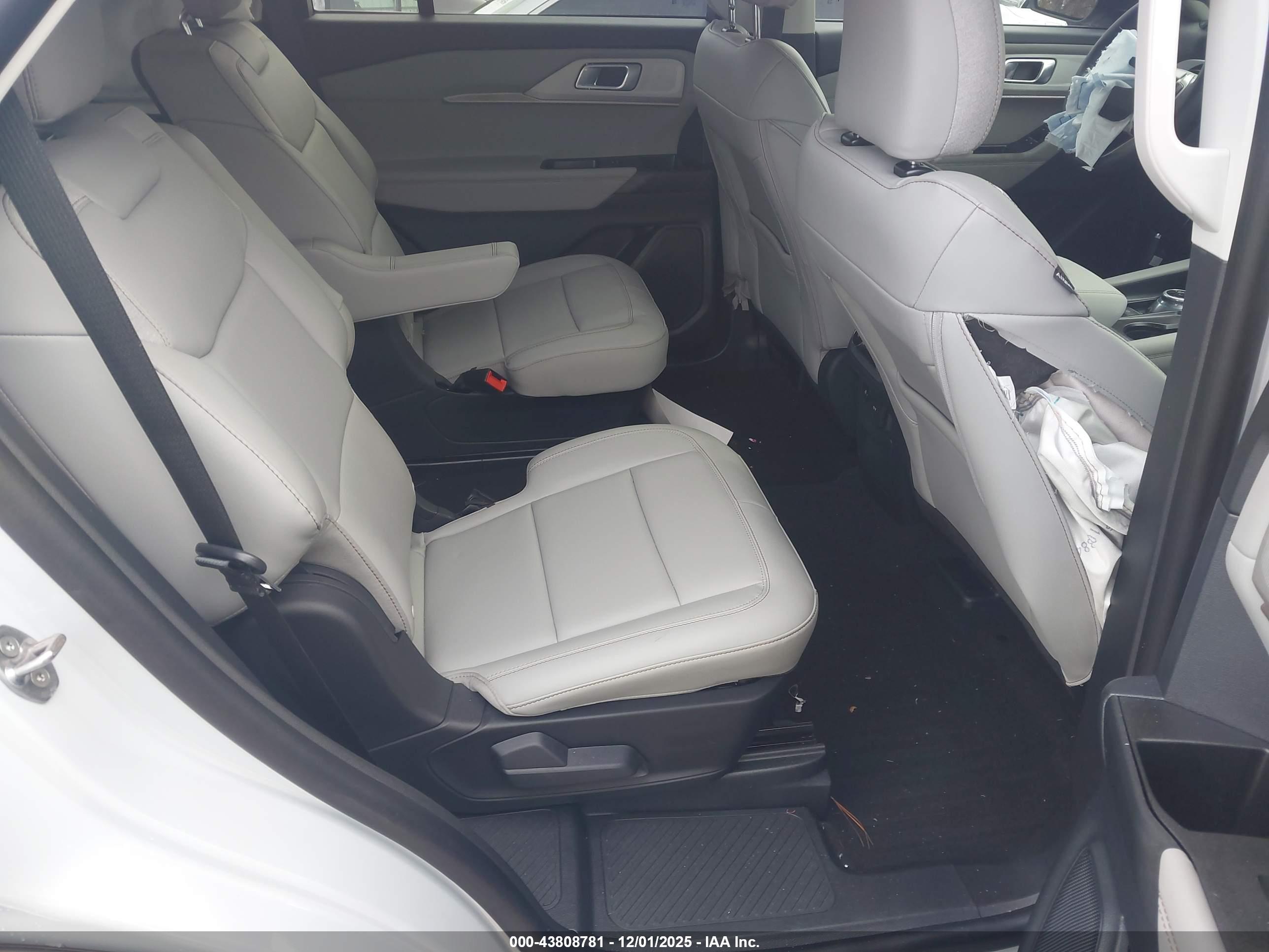 FORD EXPLORER image 8