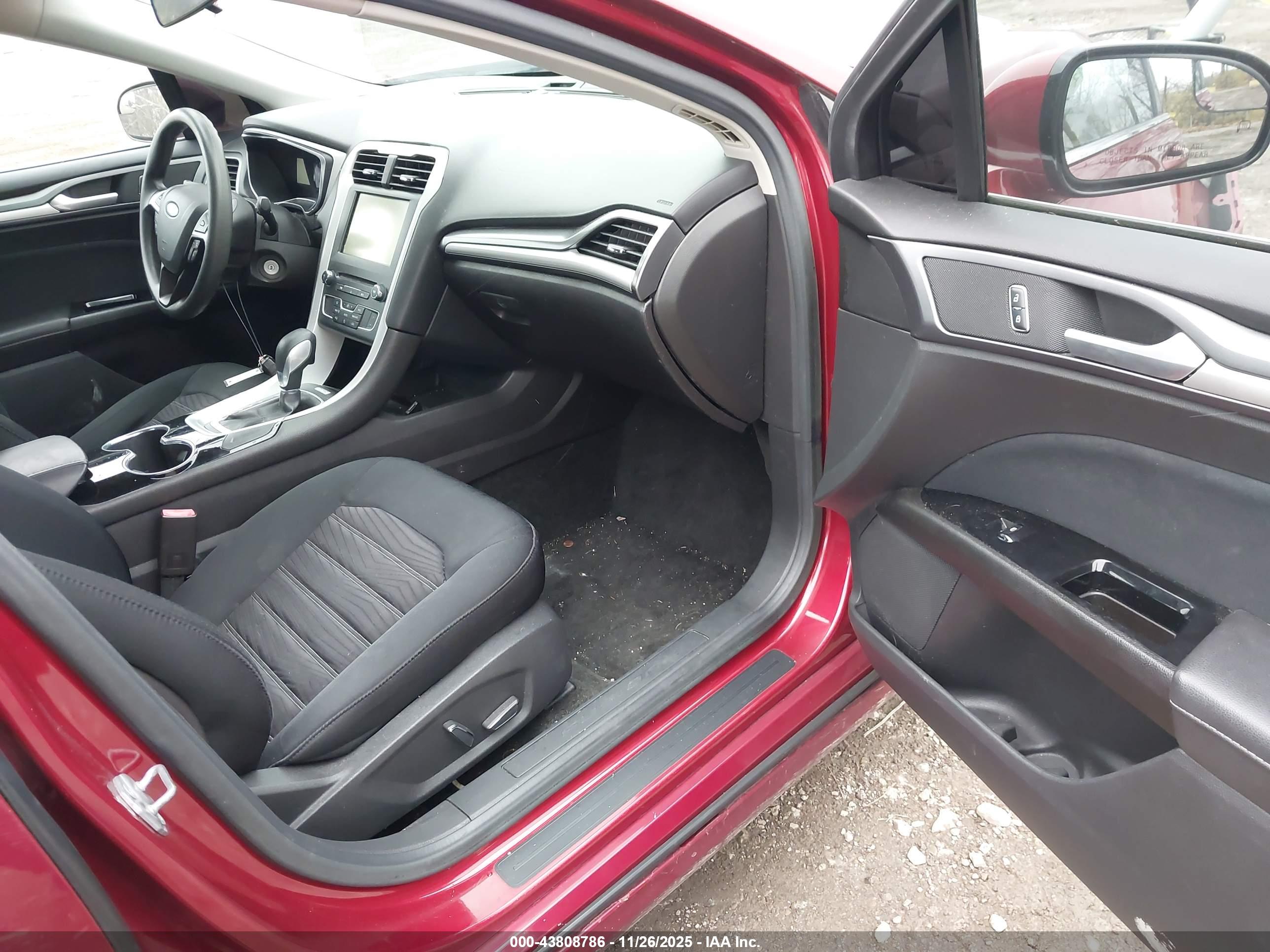 FORD FUSION image 5