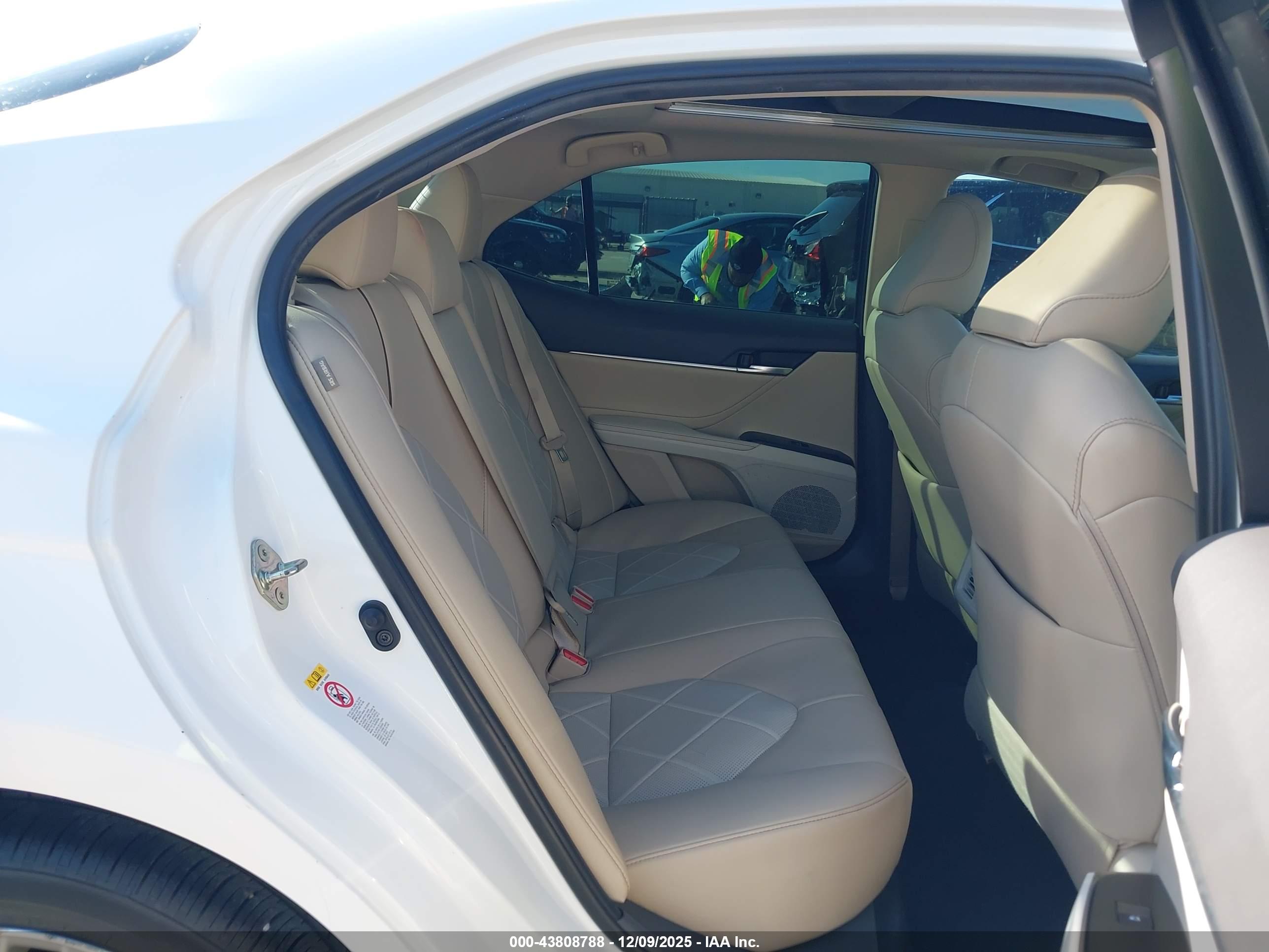 TOYOTA CAMRY image 8