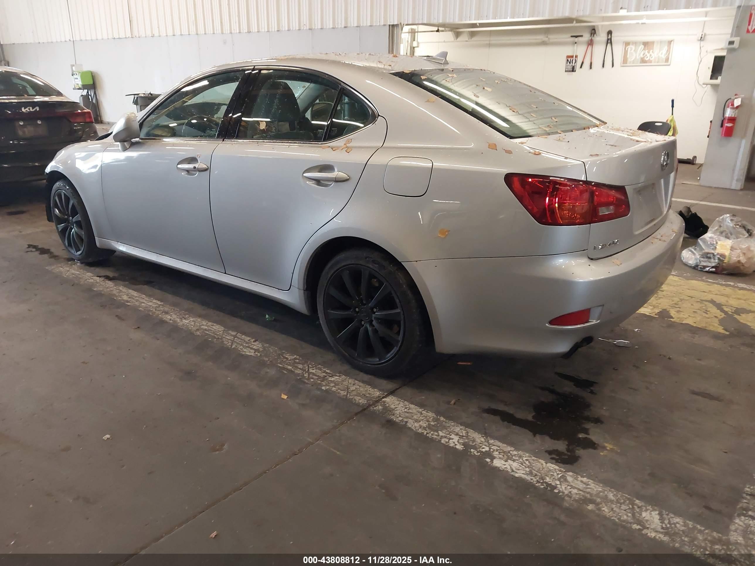 LEXUS IS image 3