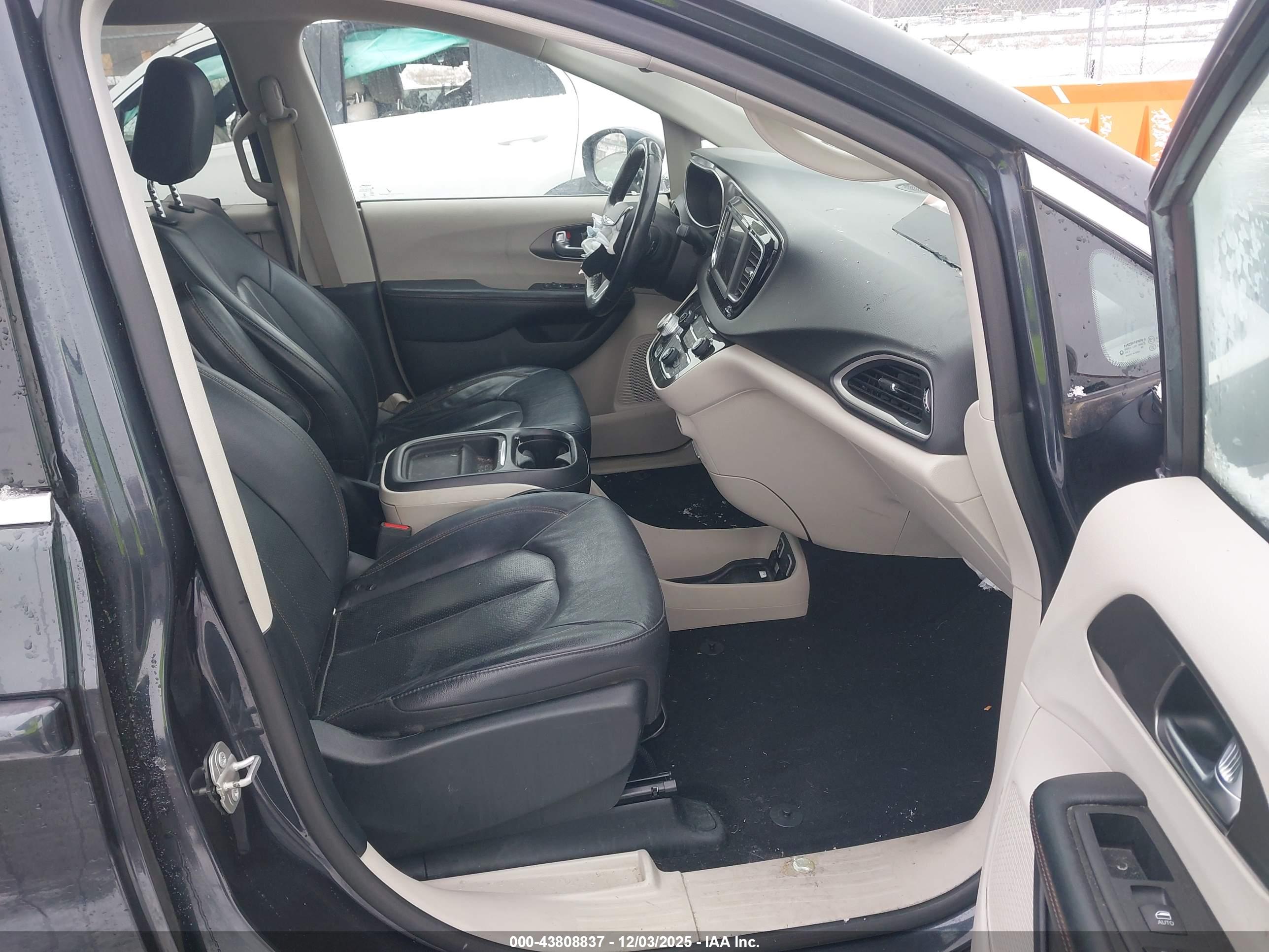 CHRYSLER PACIFICA image 5