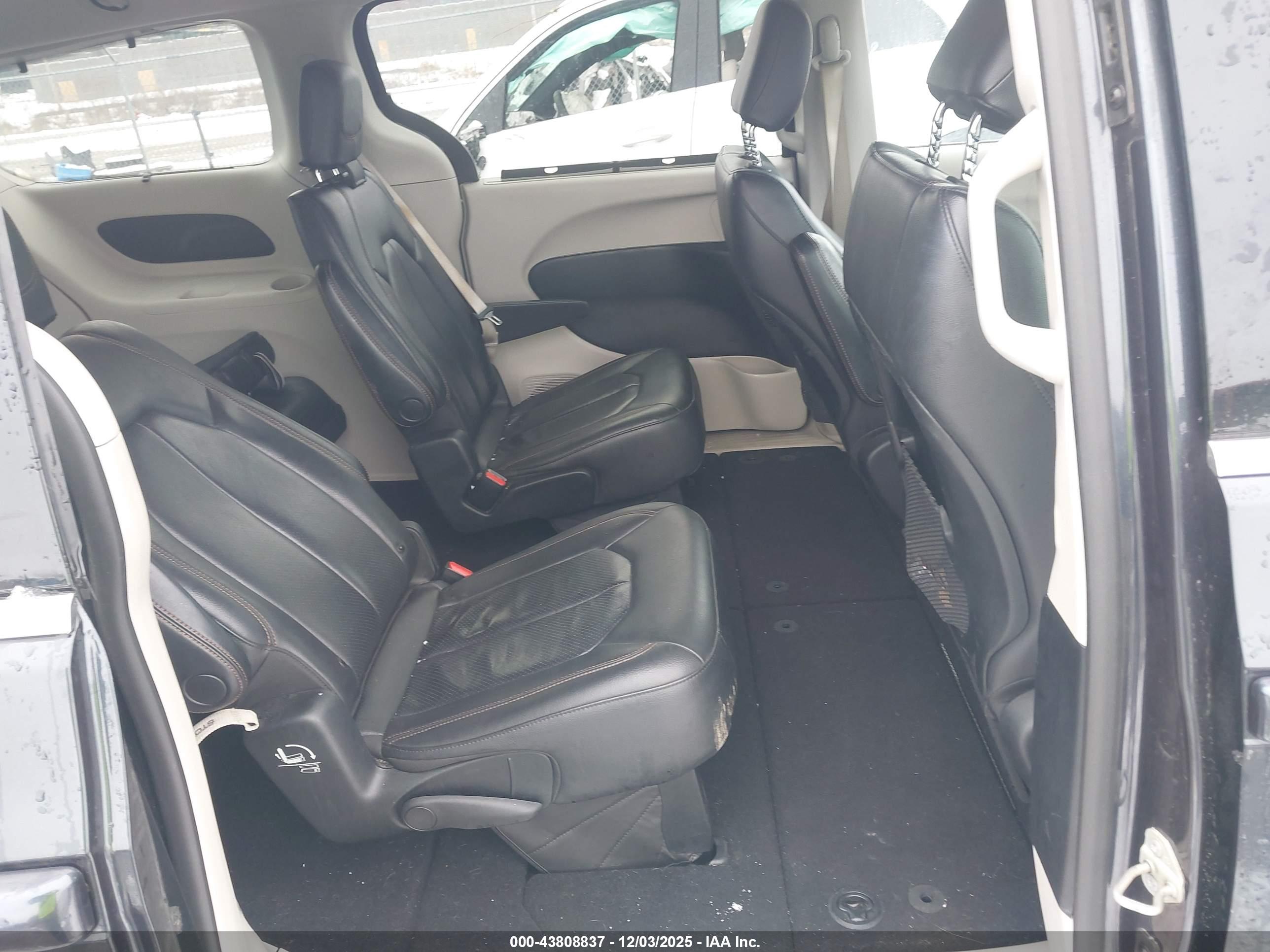CHRYSLER PACIFICA image 8