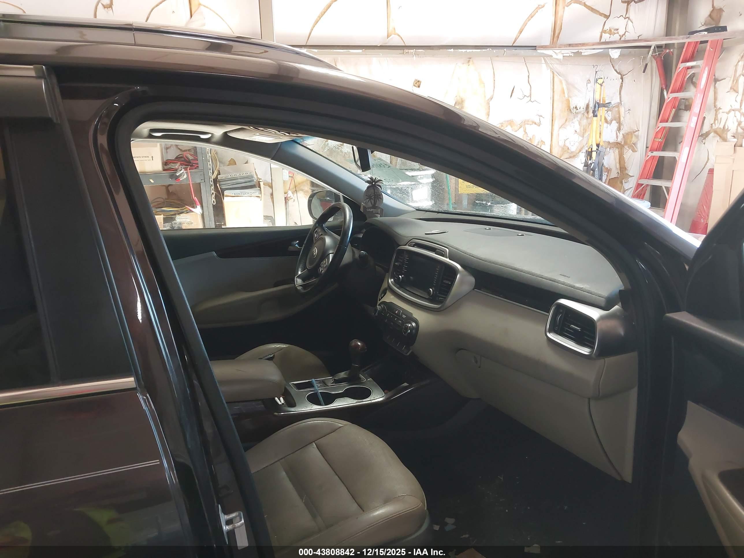 KIA SORENTO image 5