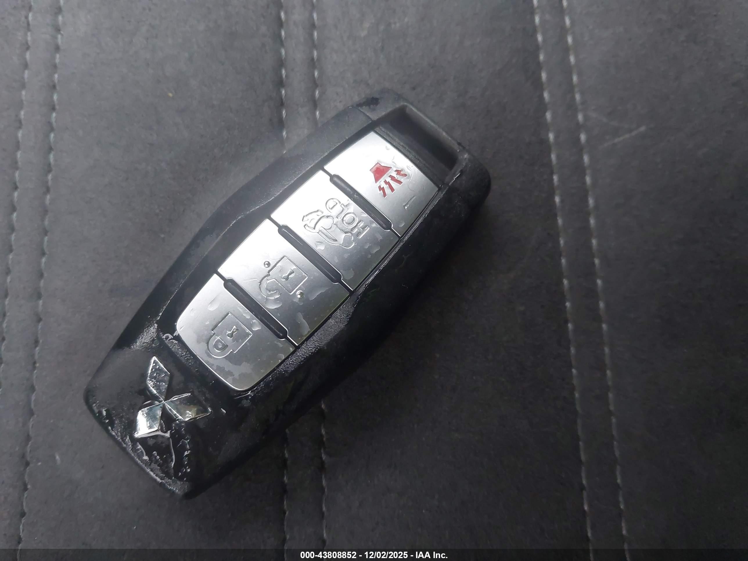 MITSUBISHI OUTLANDER image 11