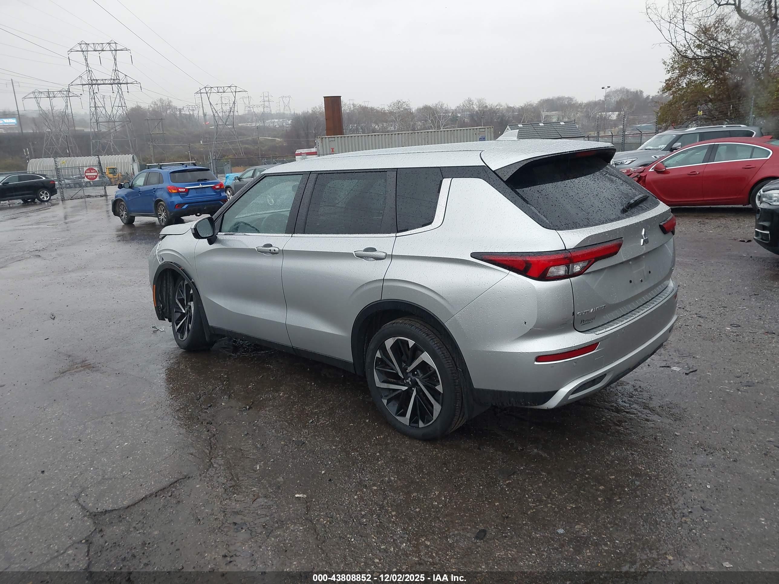 MITSUBISHI OUTLANDER image 3