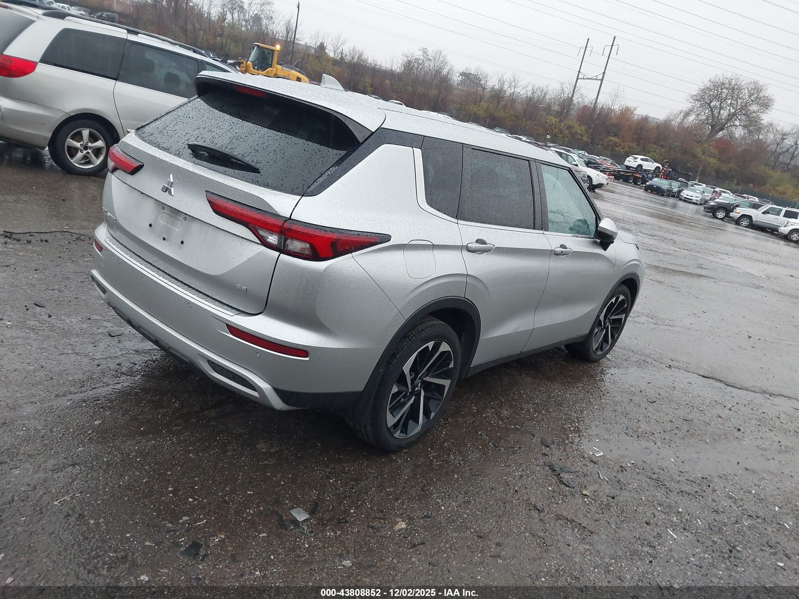 MITSUBISHI OUTLANDER image 4