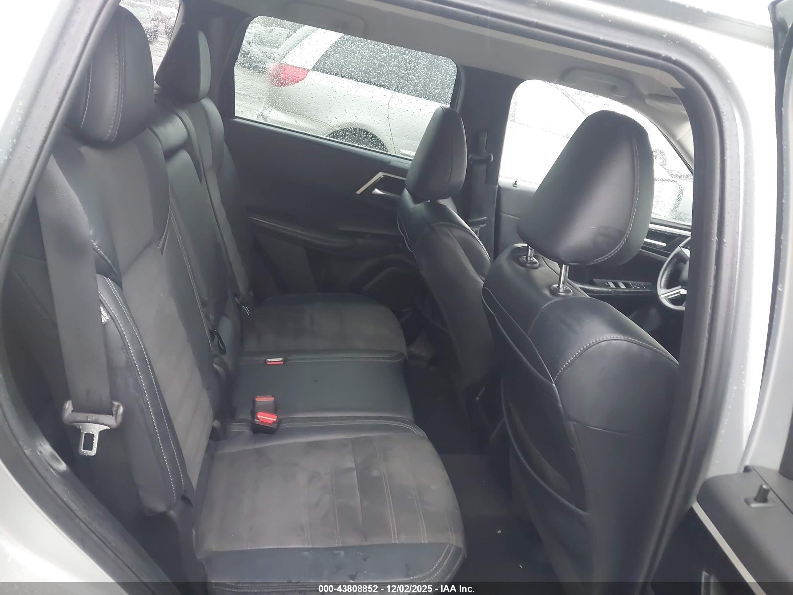 MITSUBISHI OUTLANDER image 8